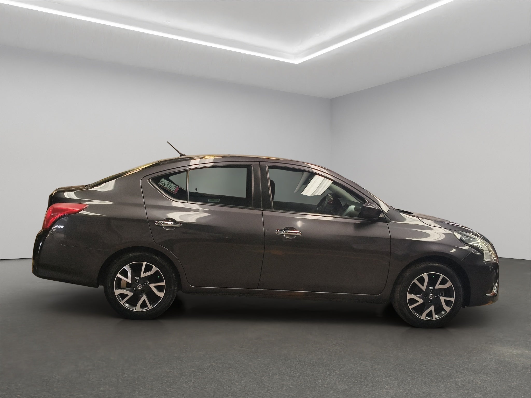 2019 Nissan Versa 4 pts. Advance, TA, a/ac., VE, f. niebla, RA-16 (línea anterior)