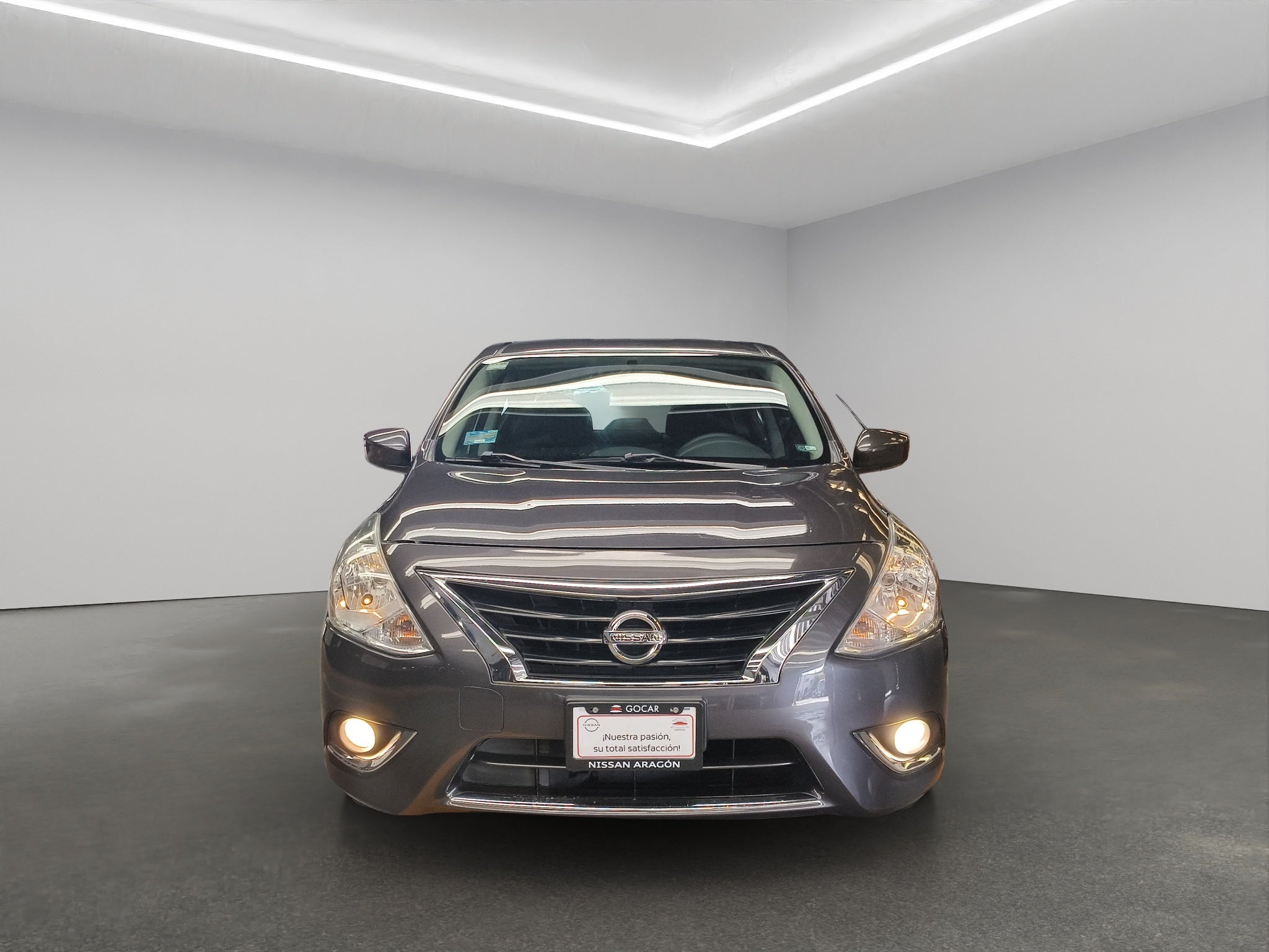 2019 Nissan Versa 4 pts. Advance, TA, a/ac., VE, f. niebla, RA-16 (línea anterior)