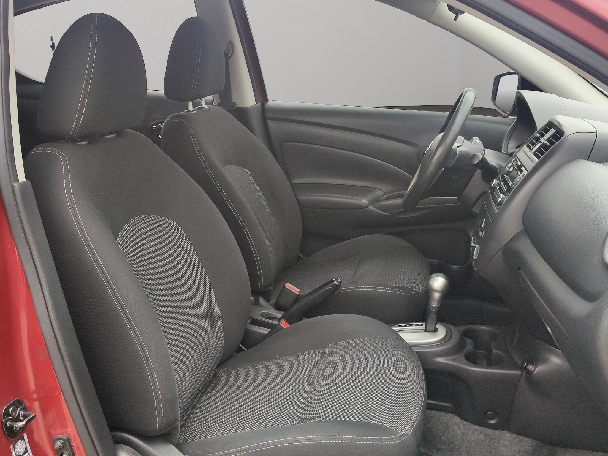 2019 Nissan Versa 4 pts. Sense, TA, a/ac., VE (línea anterior)