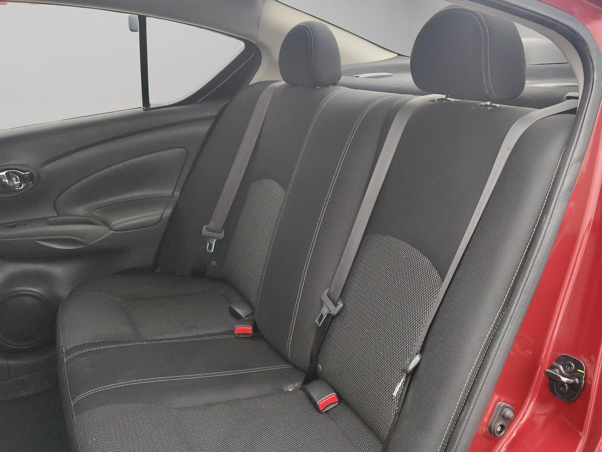 2019 Nissan Versa 4 pts. Sense, TA, a/ac., VE (línea anterior)