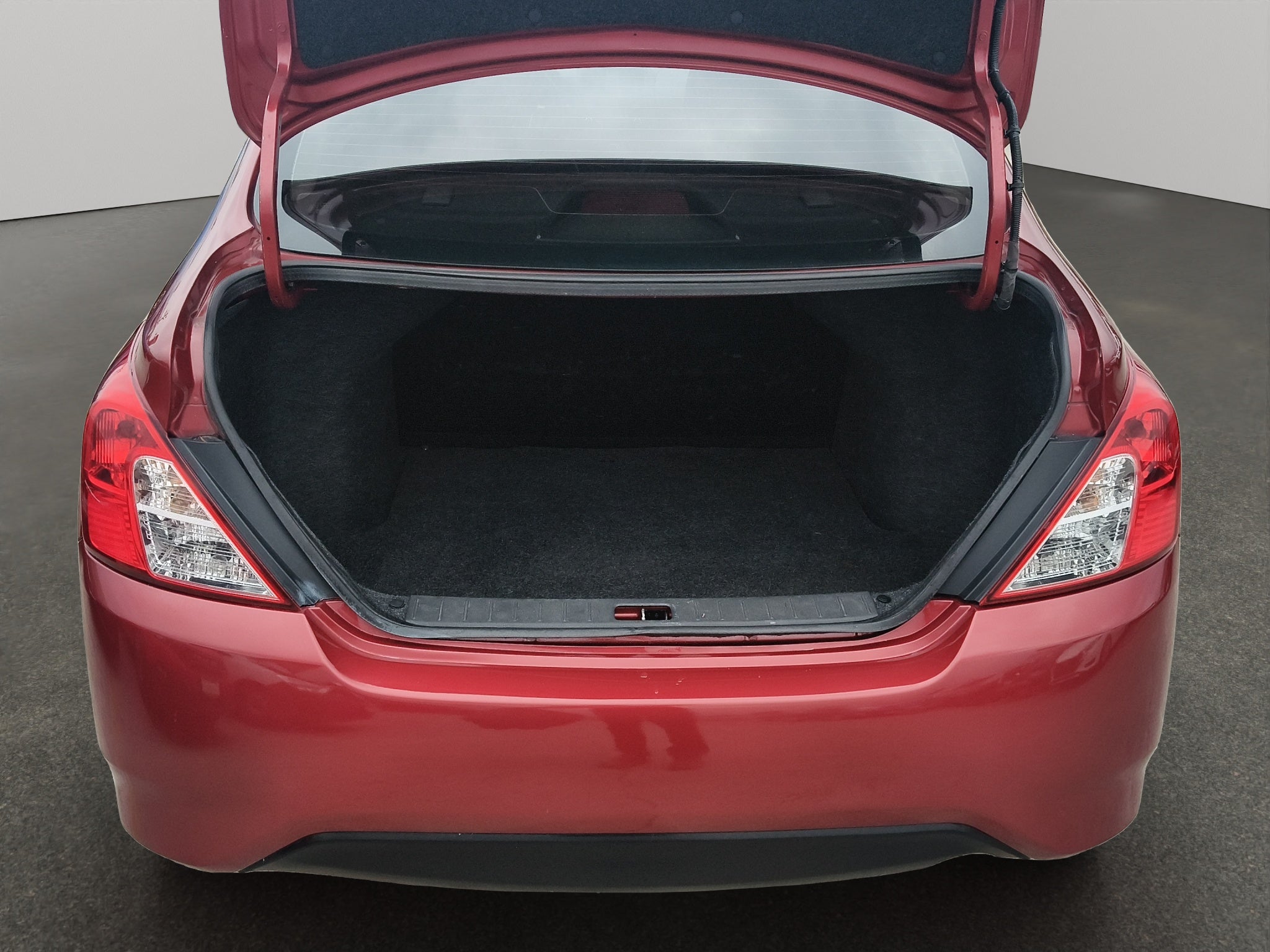 2019 Nissan Versa 4 pts. Sense, TA, a/ac., VE (línea anterior)