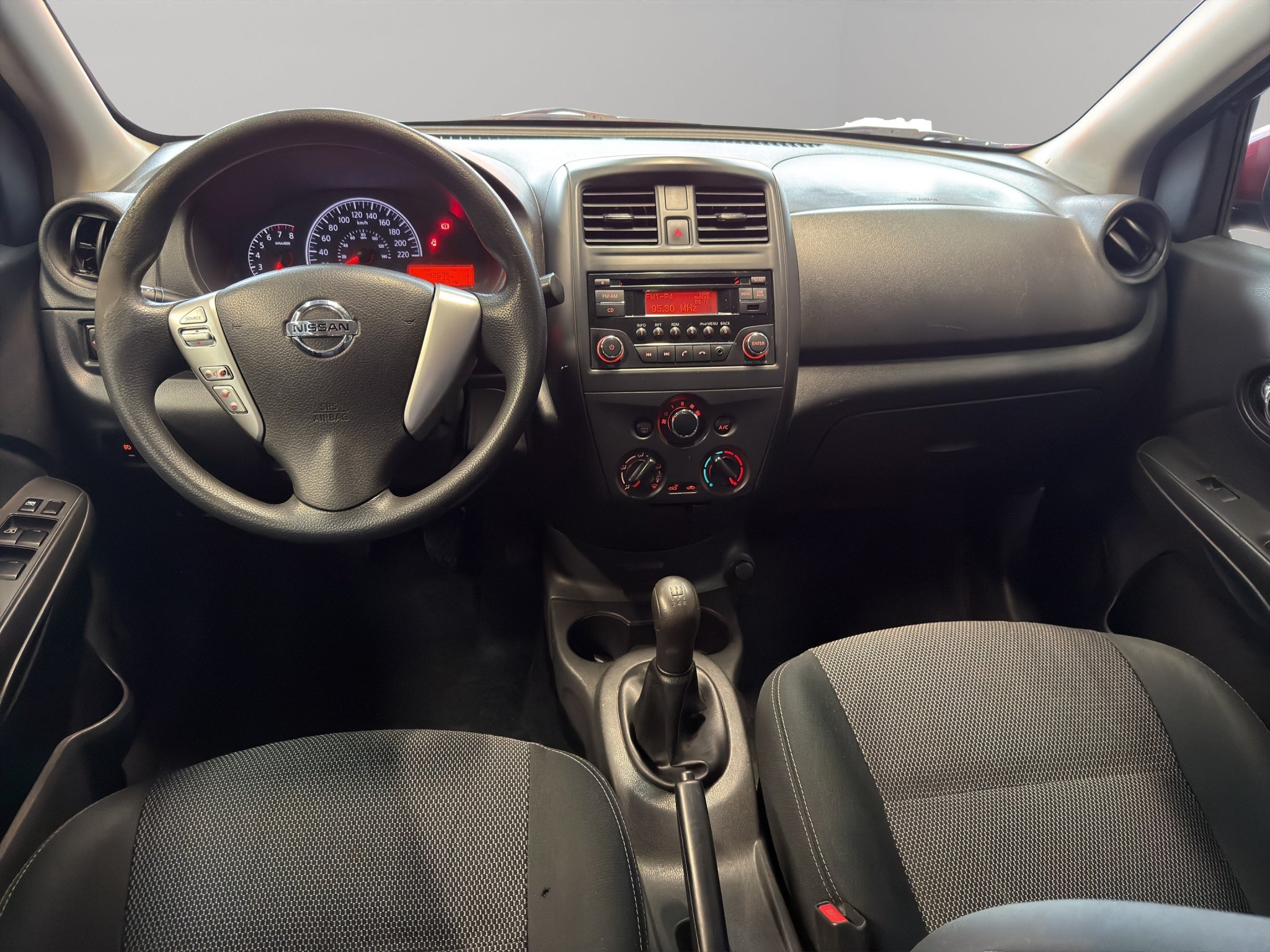 2019 Nissan Versa 4 pts. Sense, TM5, a/ac., VE (línea anterior)