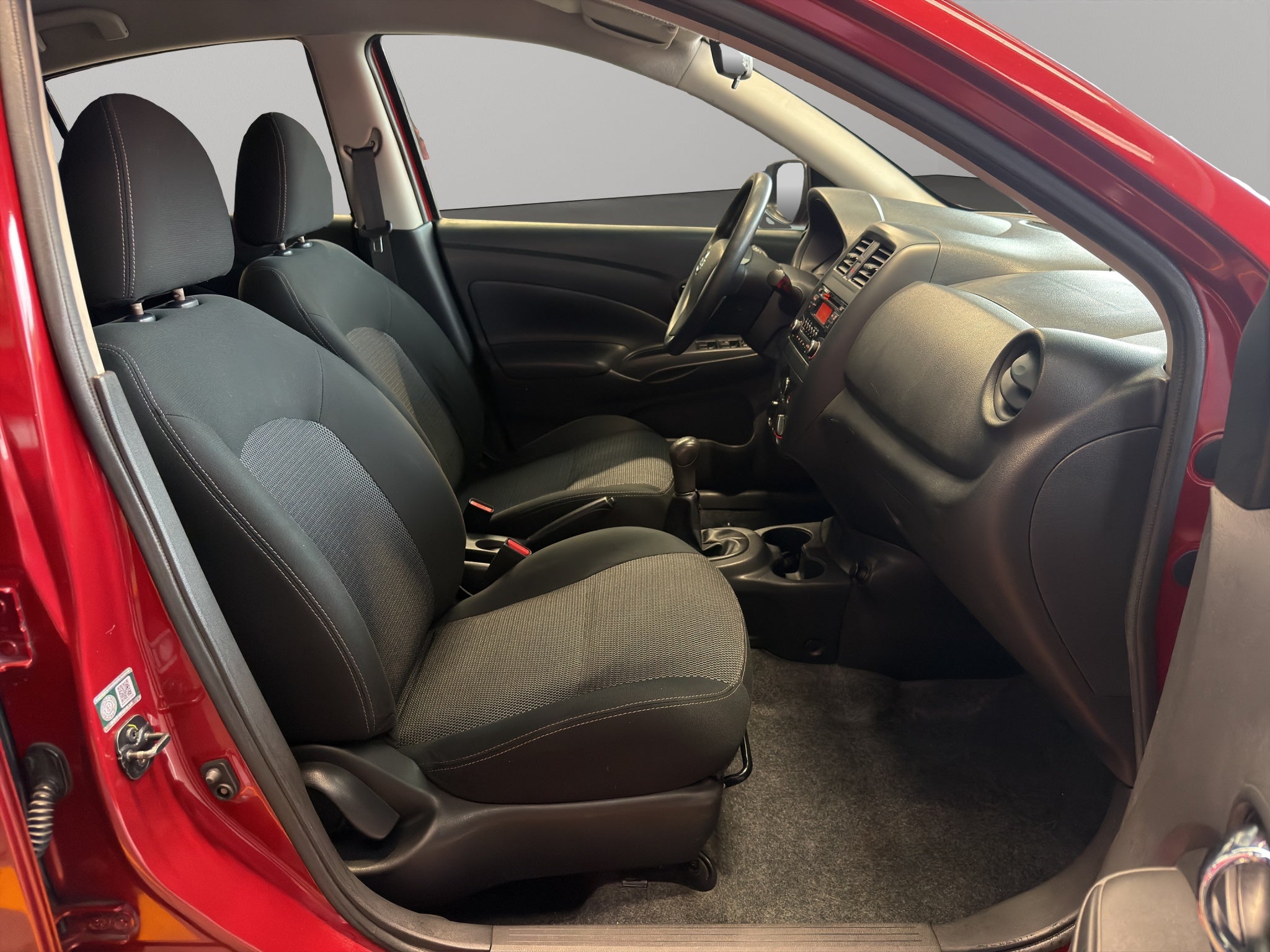 2019 Nissan Versa 4 pts. Sense, TM5, a/ac., VE (línea anterior)
