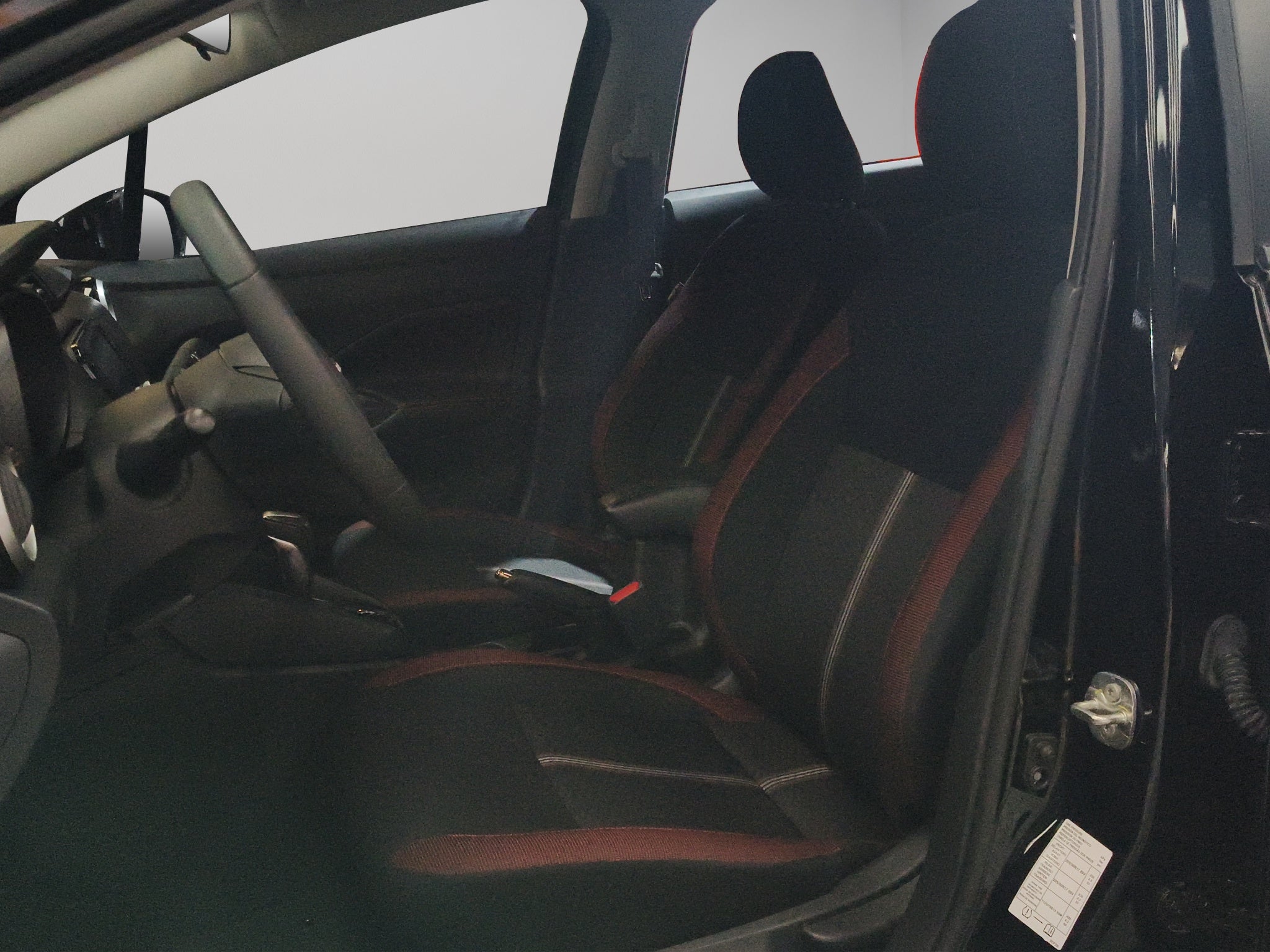 2024 Nissan Versa 4 pts. SR, TA, a/ac. Aut., f. niebla, f. led, spoiler, RA-17