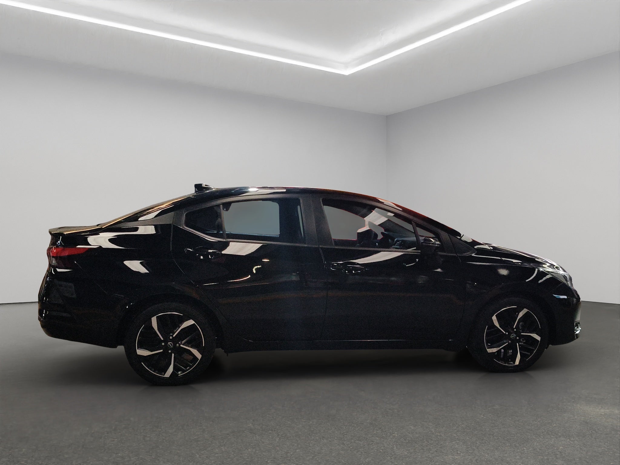 2024 Nissan Versa 4 pts. SR, TA, a/ac. Aut., f. niebla, f. led, spoiler, RA-17