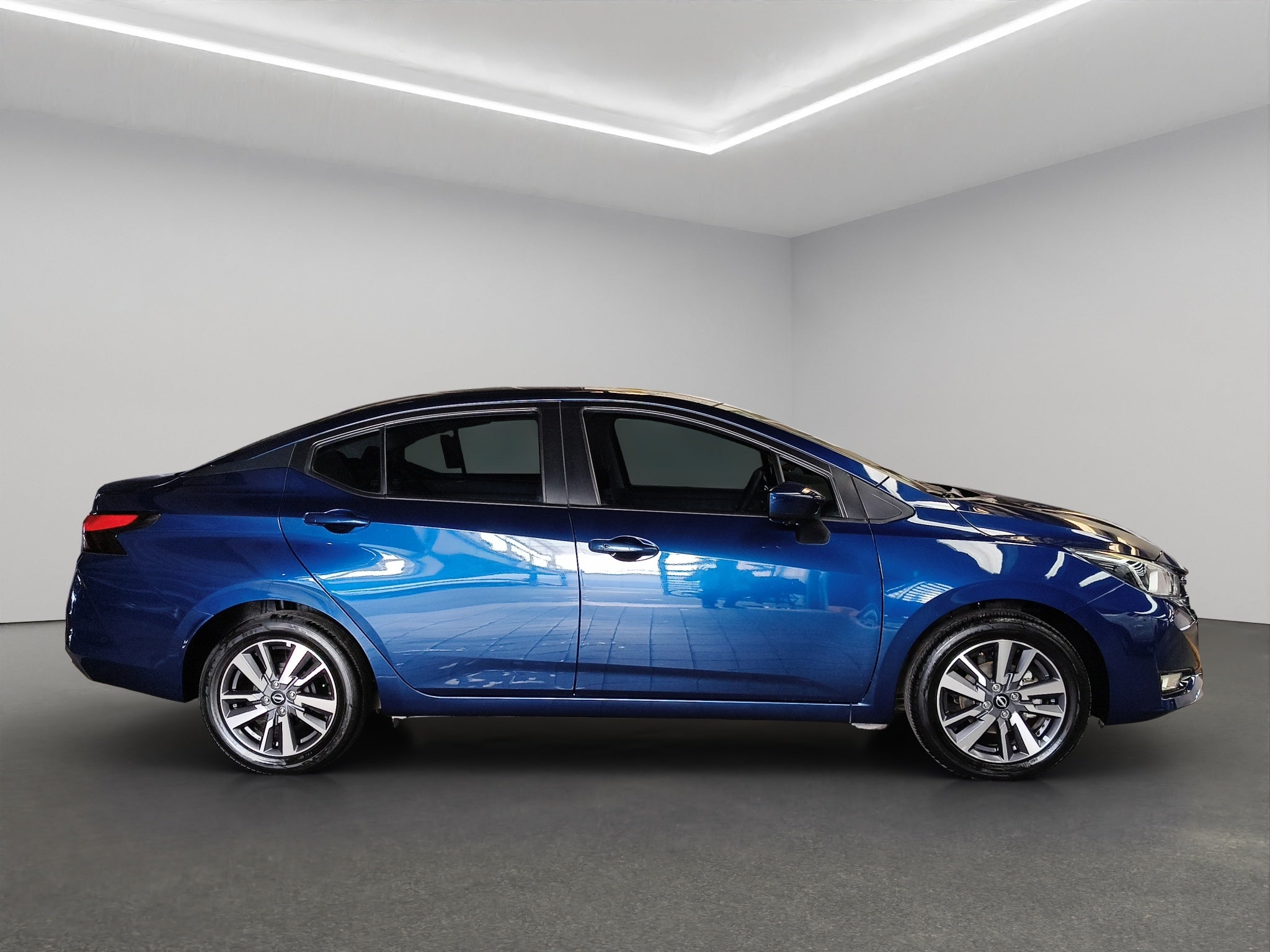 2024 Nissan Versa 4 pts. Advance, TM5, a/ac., f. niebla, RA-16