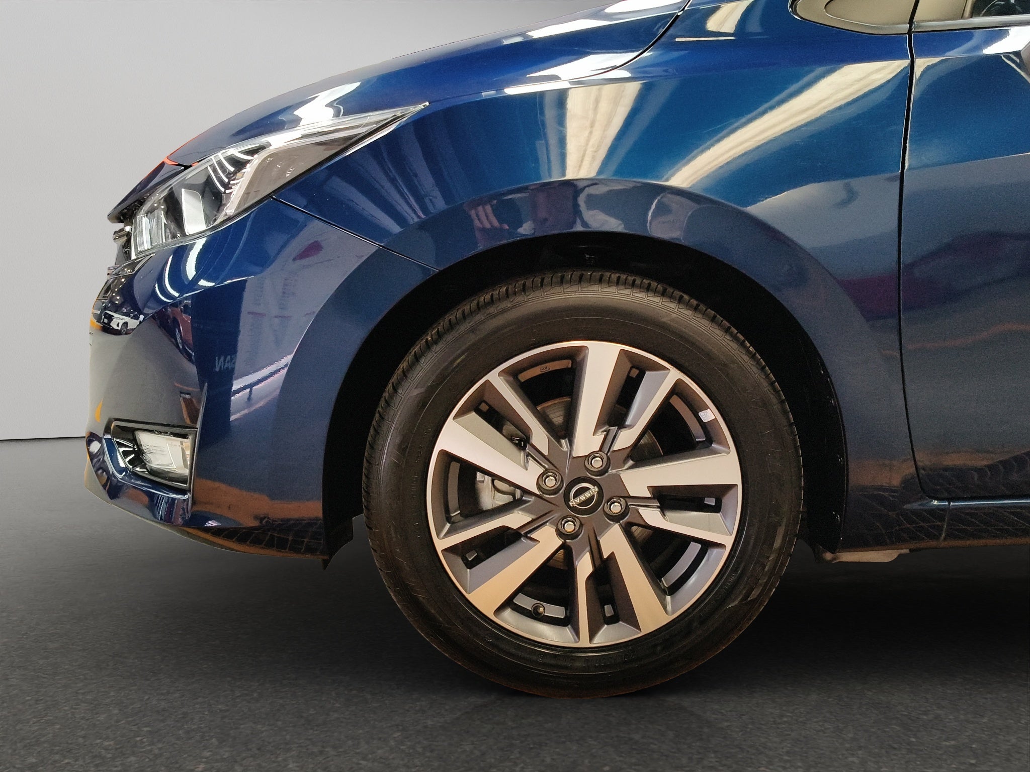 2024 Nissan Versa 4 pts. Advance, TM5, a/ac., f. niebla, RA-16