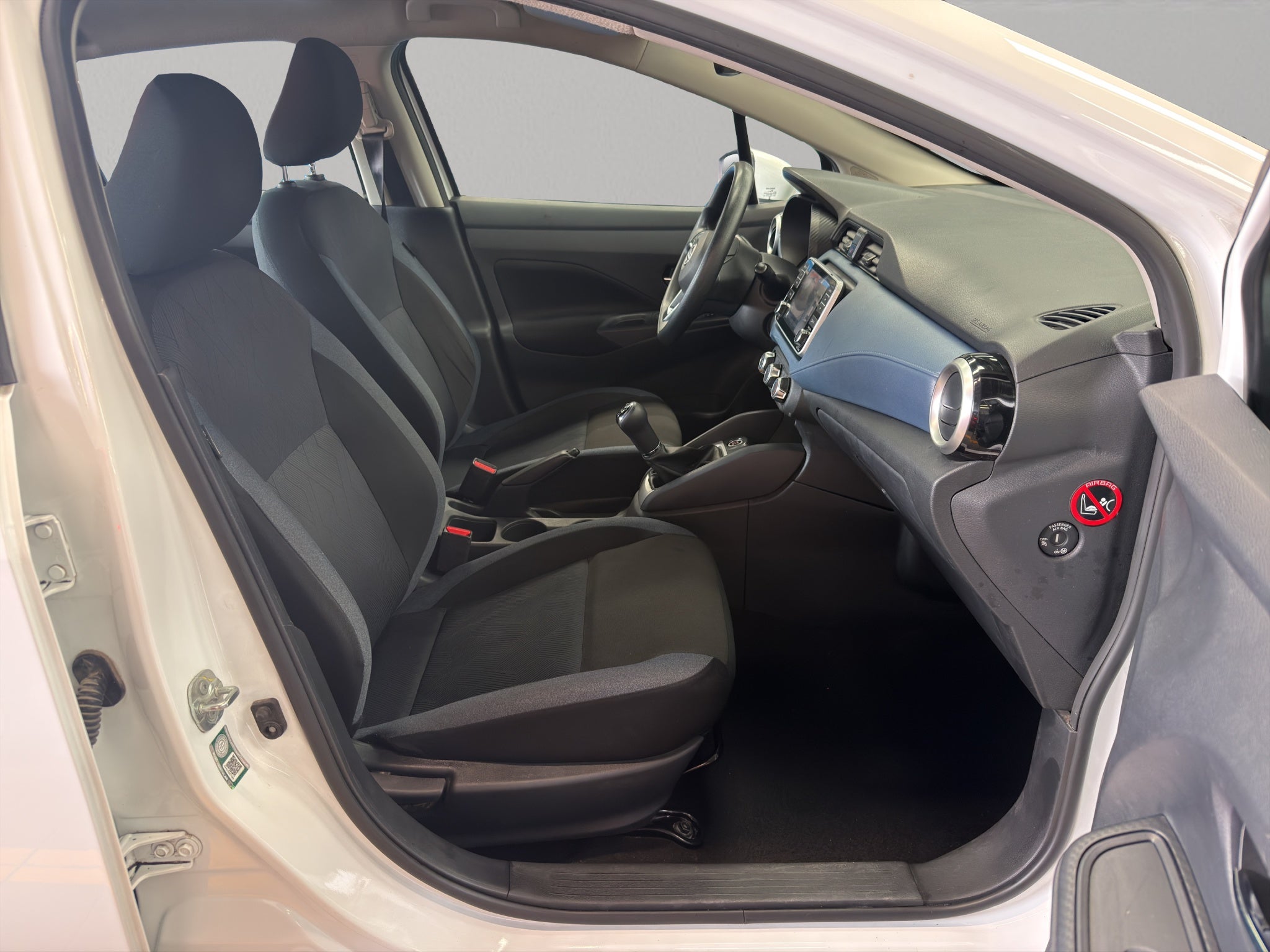 2025 Nissan Versa 4 pts. Advance, TM5, a/ac., f. niebla, RA-16 (línea anterior)
