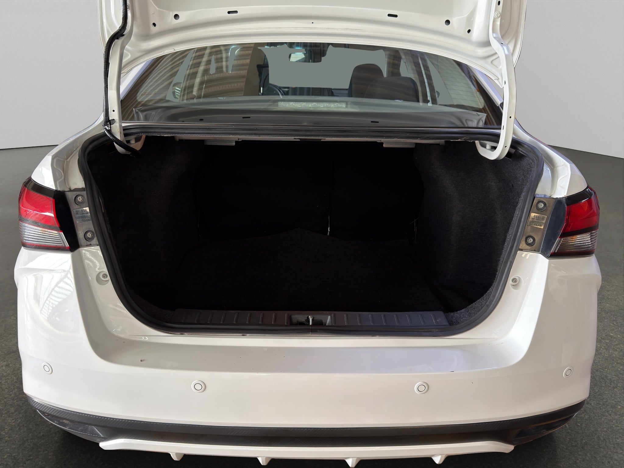 2025 Nissan Versa 4 pts. Advance, TM5, a/ac., f. niebla, RA-16 (línea anterior)
