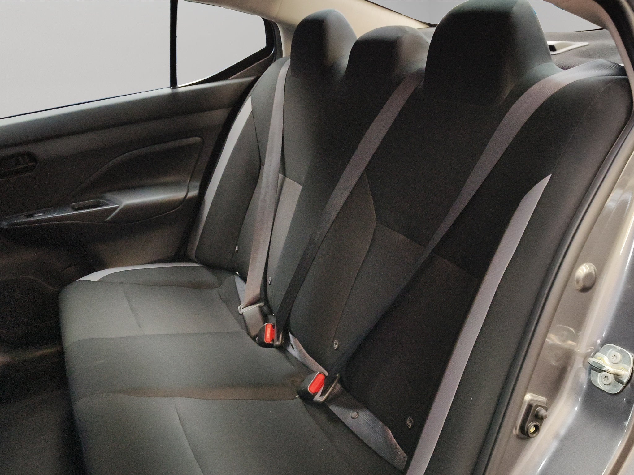2025 Nissan Versa 4 pts. Sense, CVT, a/ac., R-15 (línea anterior)