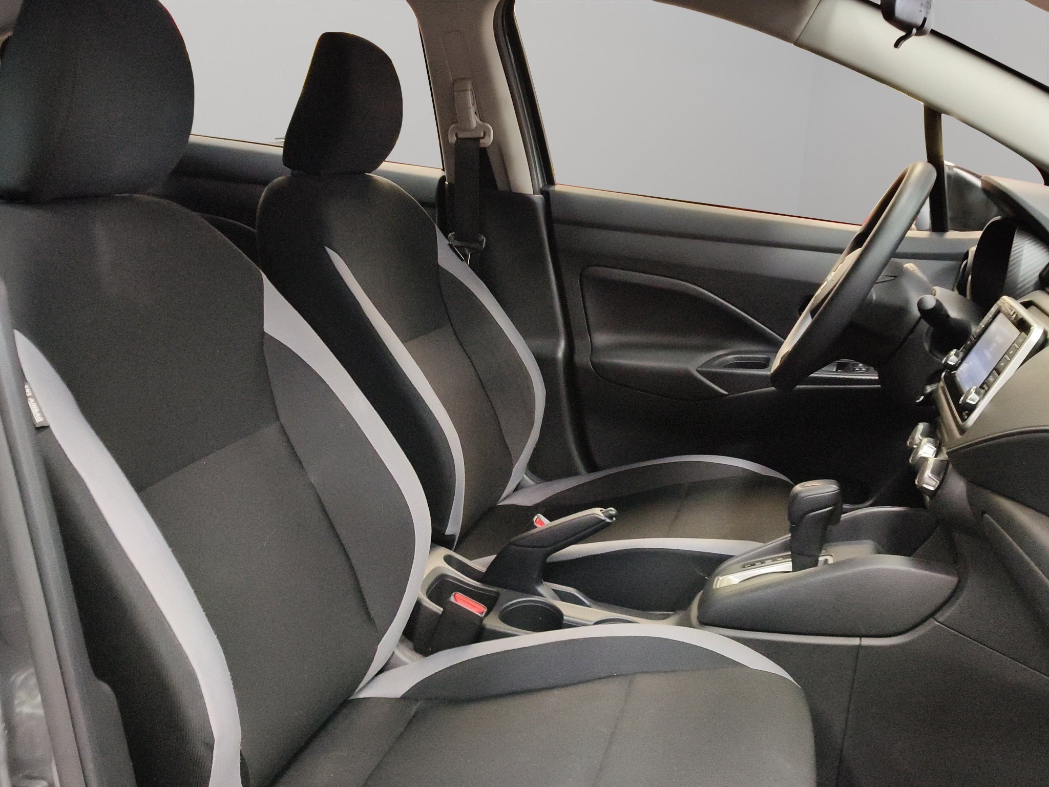 2025 Nissan Versa 4 pts. Sense, CVT, a/ac., R-15 (línea anterior)