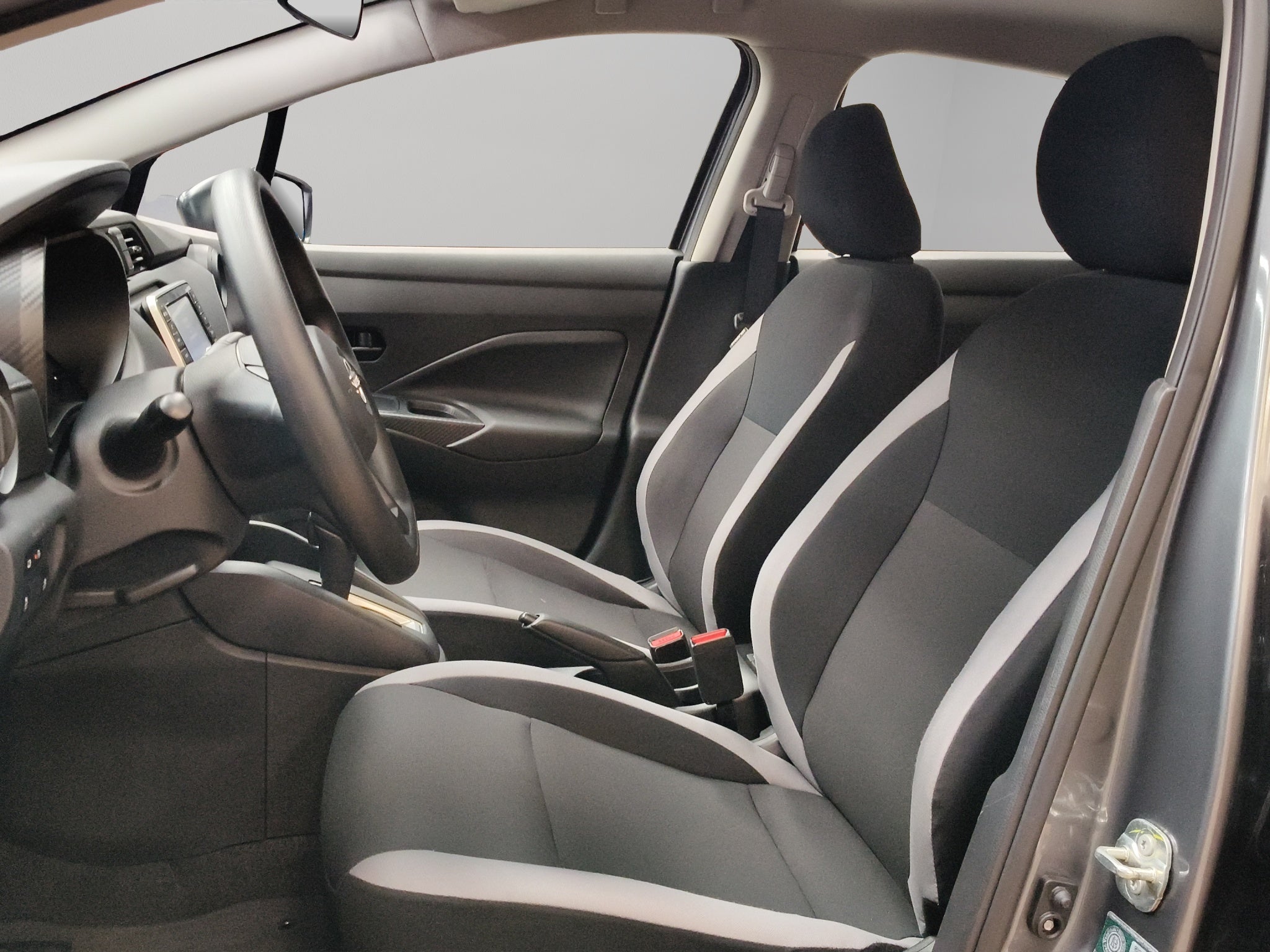 2025 Nissan Versa 4 pts. Sense, CVT, a/ac., R-15 (línea anterior)