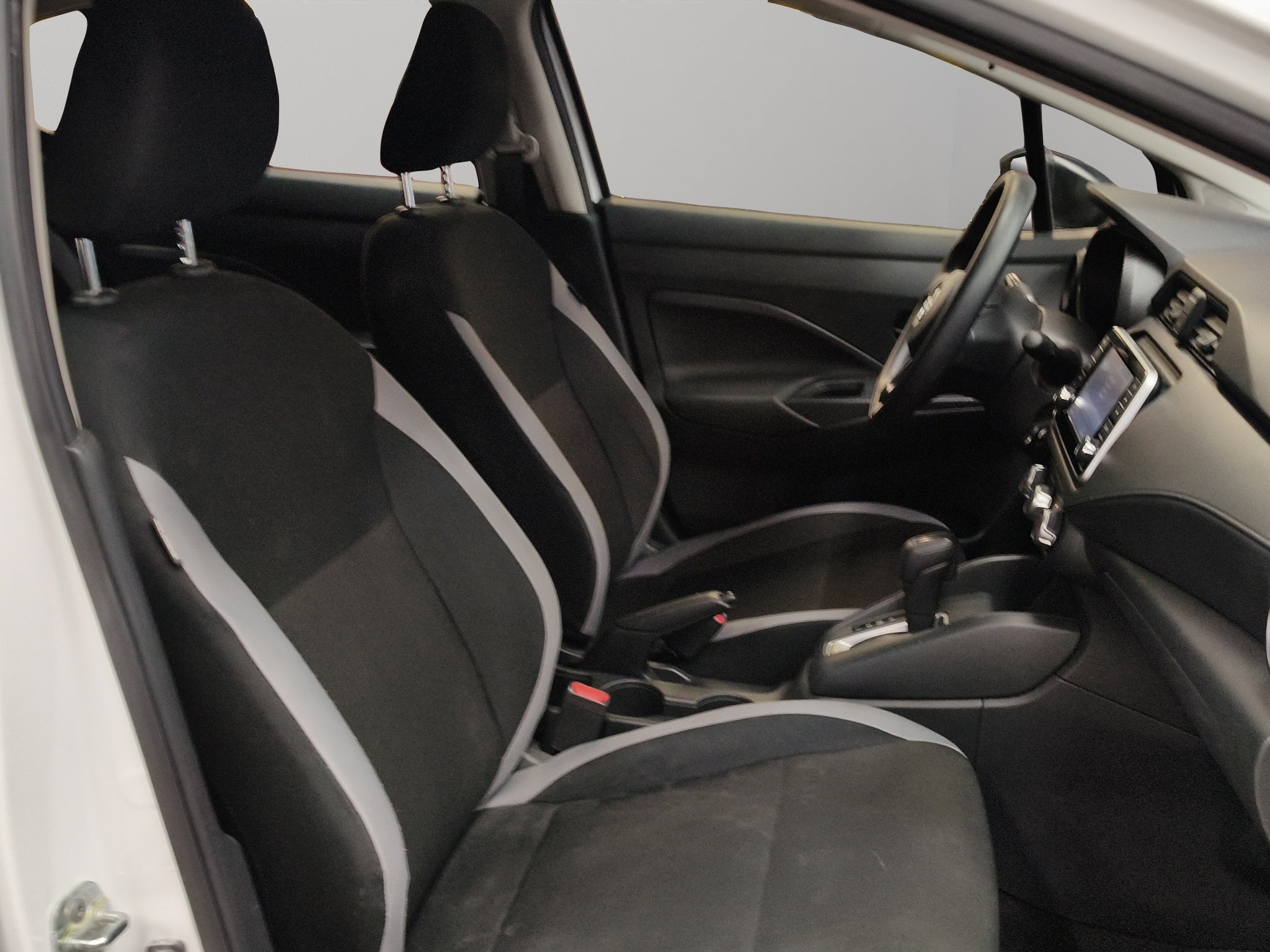 2025 Nissan Versa 4 pts. Sense, CVT, a/ac., R-15 (línea anterior)