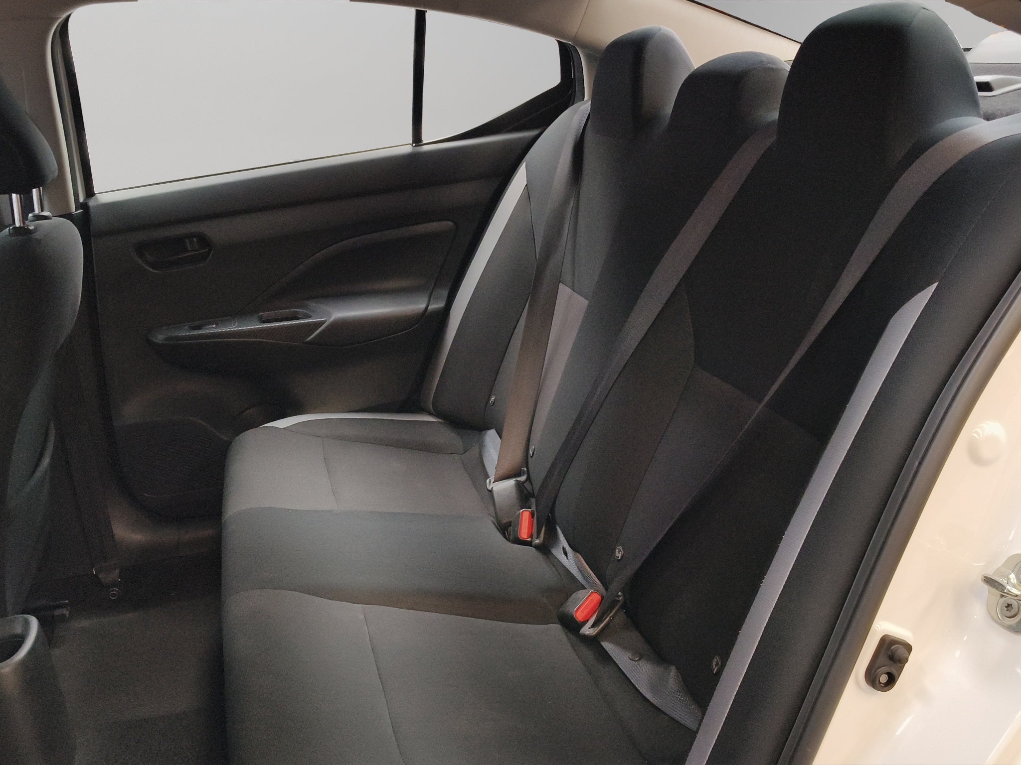 2025 Nissan Versa 4 pts. Sense, CVT, a/ac., R-15 (línea anterior)