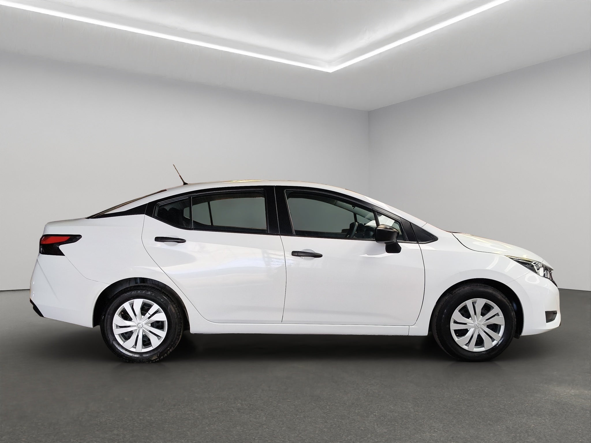 2025 Nissan Versa 4 pts. Sense, CVT, a/ac., R-15 (línea anterior)