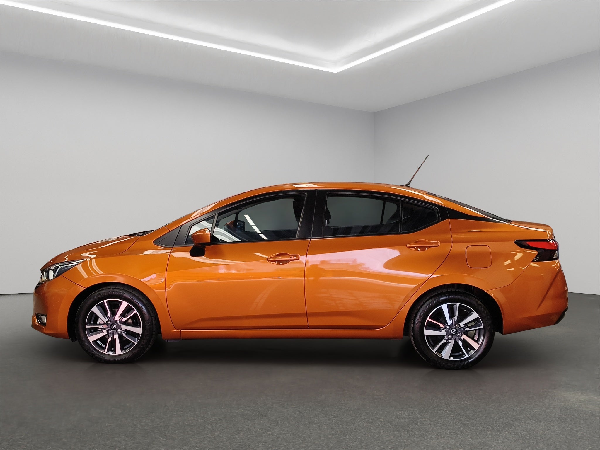 2023 Nissan Versa 4 pts. Advance, CVT, a/ac., f. niebla, RA-16 (cambio de línea)