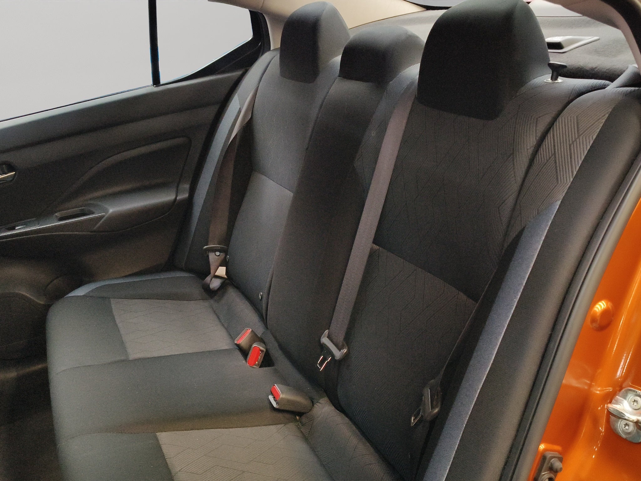 2023 Nissan Versa 4 pts. Advance, CVT, a/ac., f. niebla, RA-16 (cambio de línea)