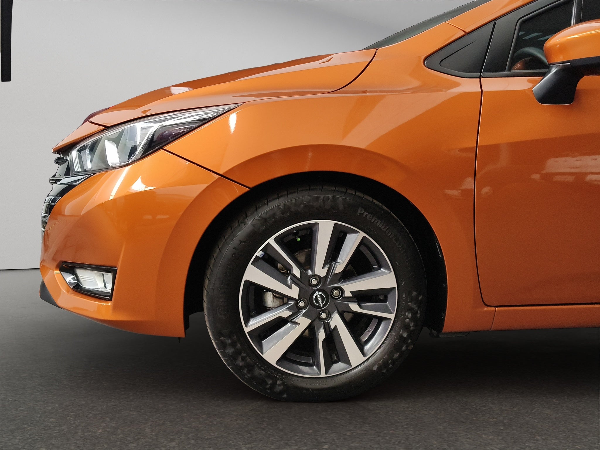2023 Nissan Versa 4 pts. Advance, CVT, a/ac., f. niebla, RA-16 (cambio de línea)