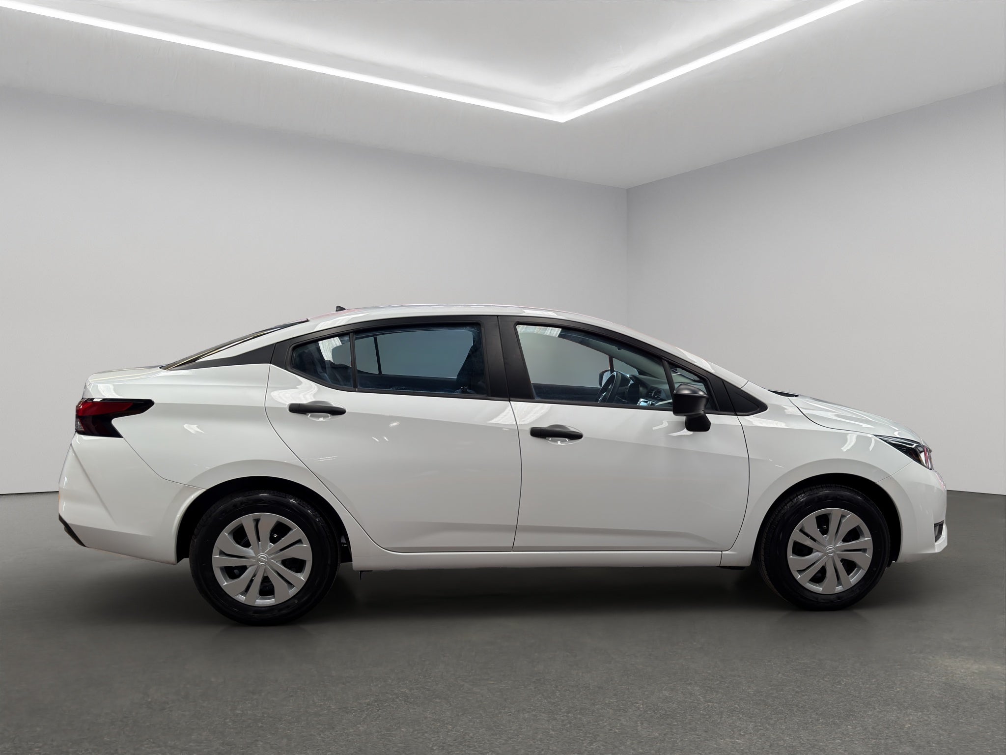 2024 Nissan Versa 4 pts. Sense, TM5, a/ac., R-15