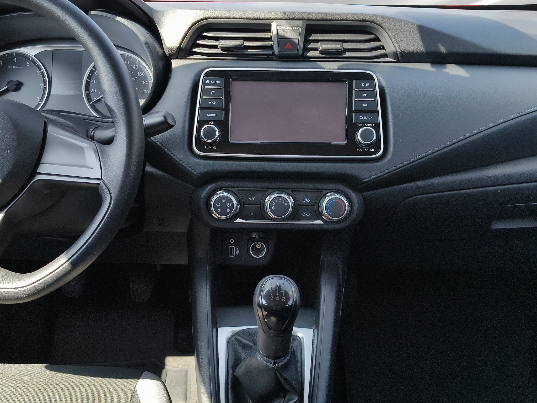 2025 Nissan Versa 4 pts. Sense, TM5, a/ac., R-15 (línea anterior)
