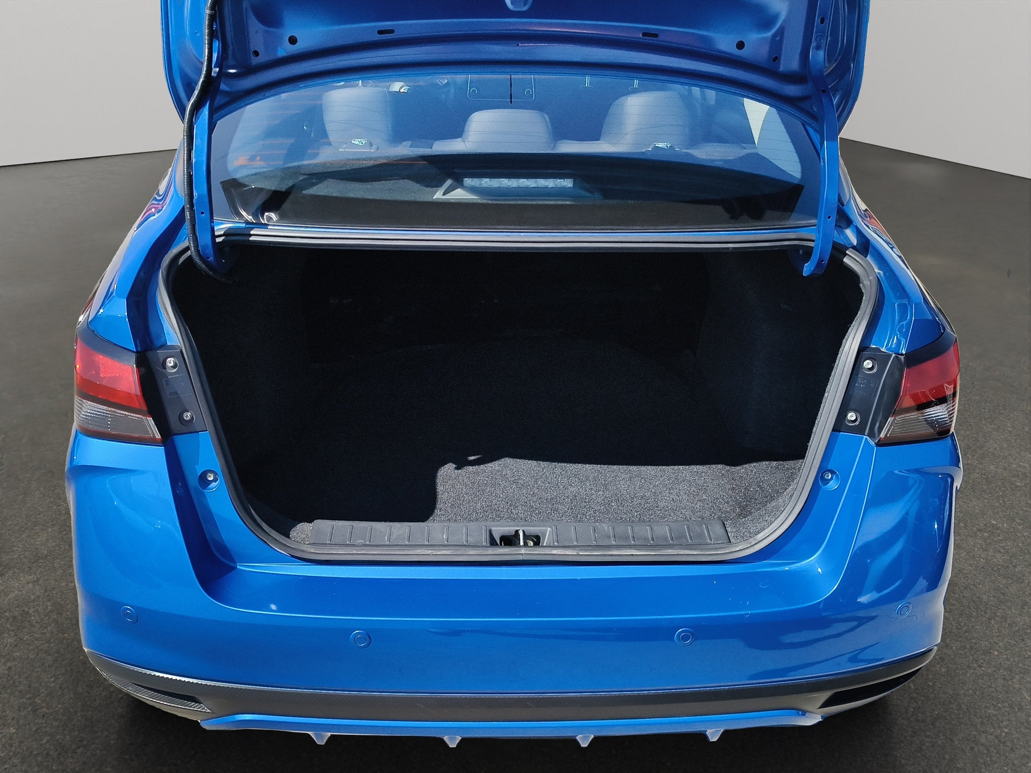 2025 Nissan Versa 4 pts. Sense, TM5, a/ac., R-15 (línea anterior)