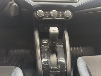 2023 Nissan Versa 4 pts. Advance, CVT, a/ac., R-15 (cambio de línea)