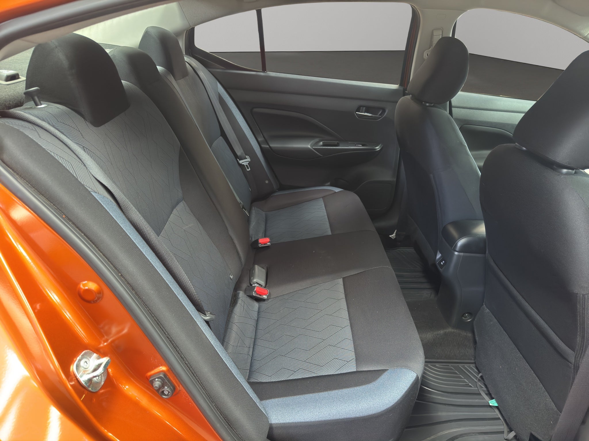 2023 Nissan Versa 4 pts. Advance, CVT, a/ac., R-15 (cambio de línea)