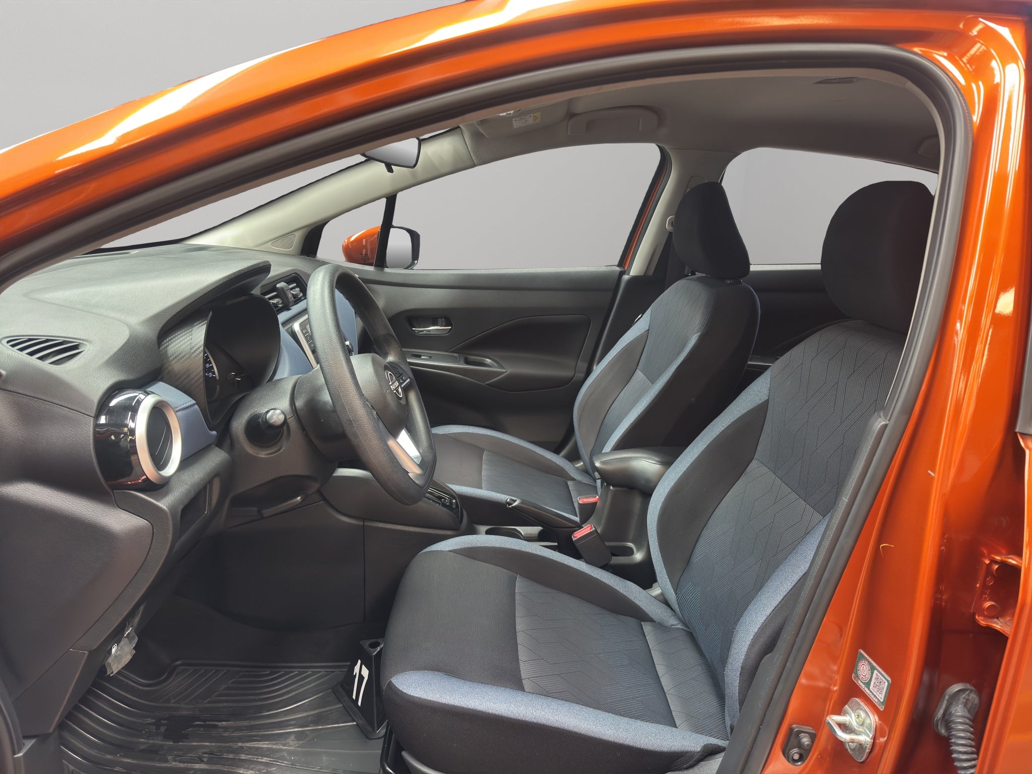 2023 Nissan Versa 4 pts. Advance, CVT, a/ac., R-15 (cambio de línea)