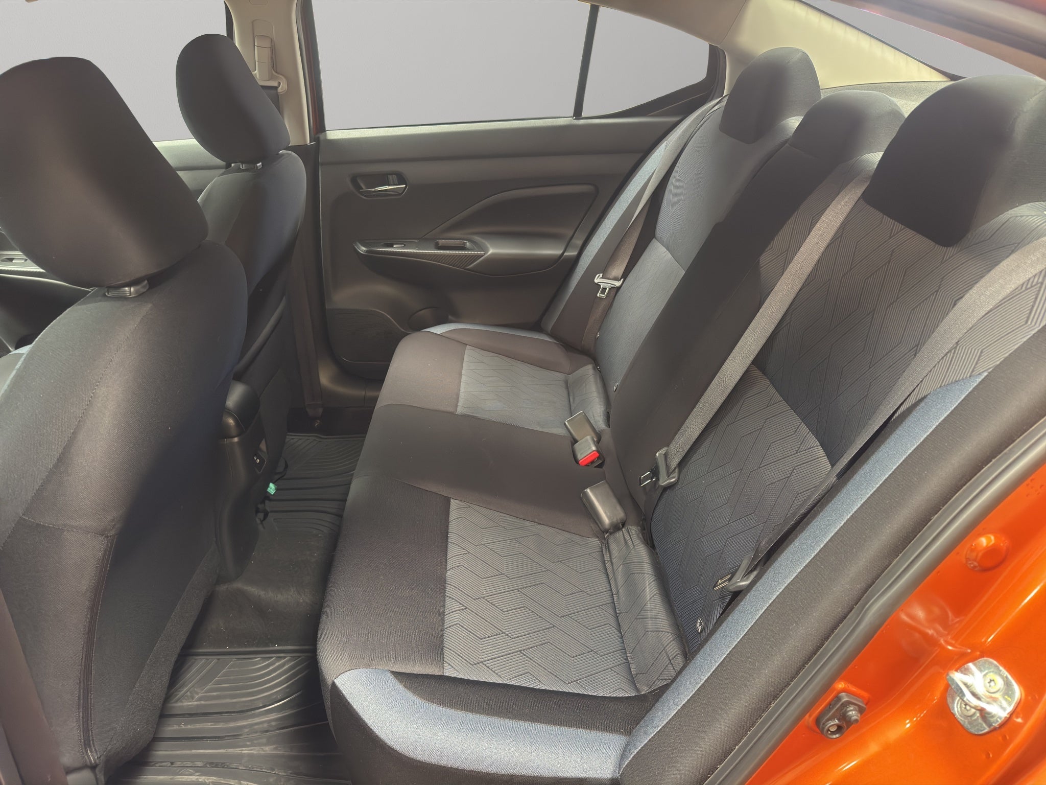 2023 Nissan Versa 4 pts. Advance, CVT, a/ac., R-15 (cambio de línea)