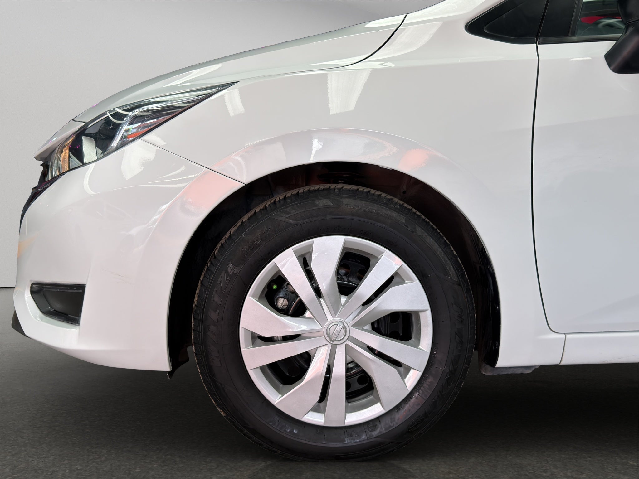 2024 Nissan Versa 4 pts. Sense, TM5, a/ac., R-15