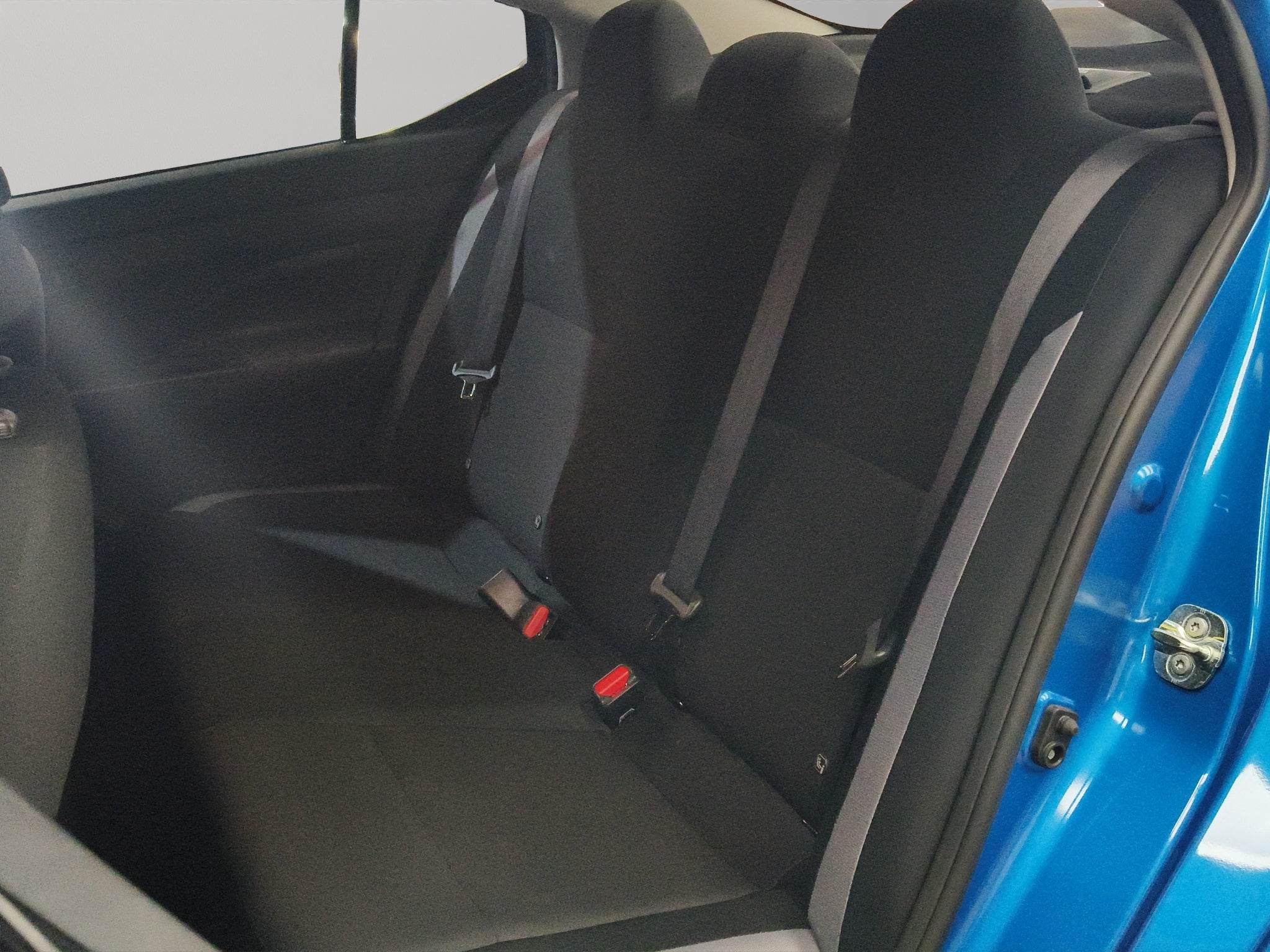 2025 Nissan Versa 4 pts. Sense, CVT, a/ac., R-15 (línea anterior)