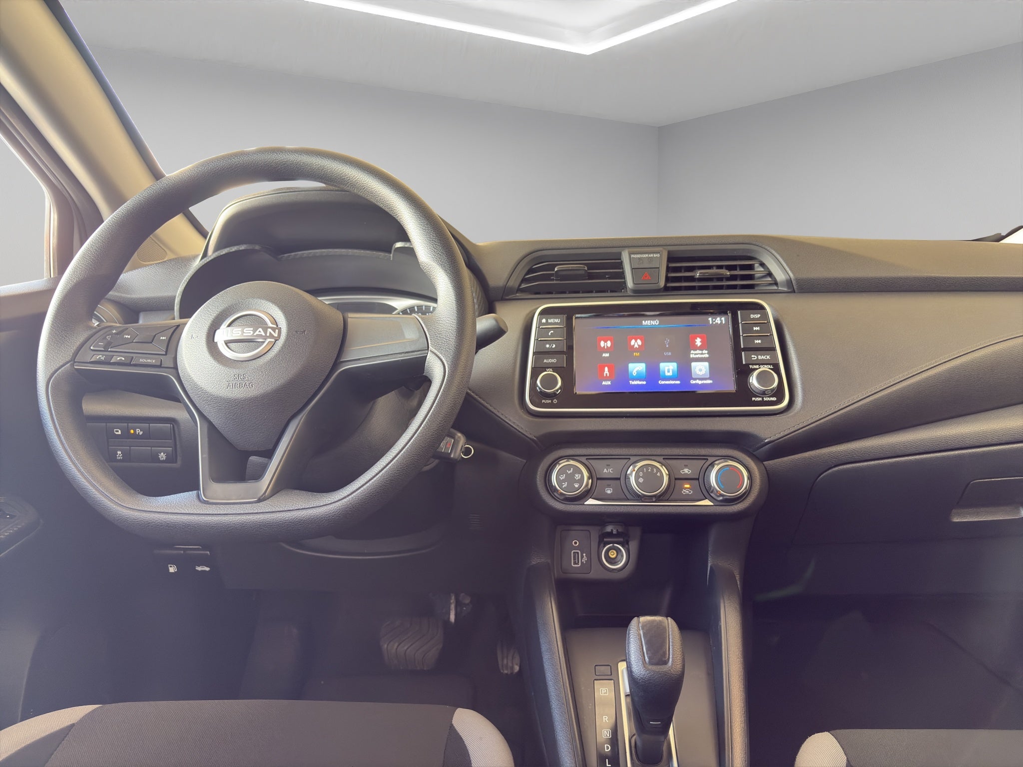 2025 Nissan Versa 4 pta. Sense, CVT, a/ac., R-15