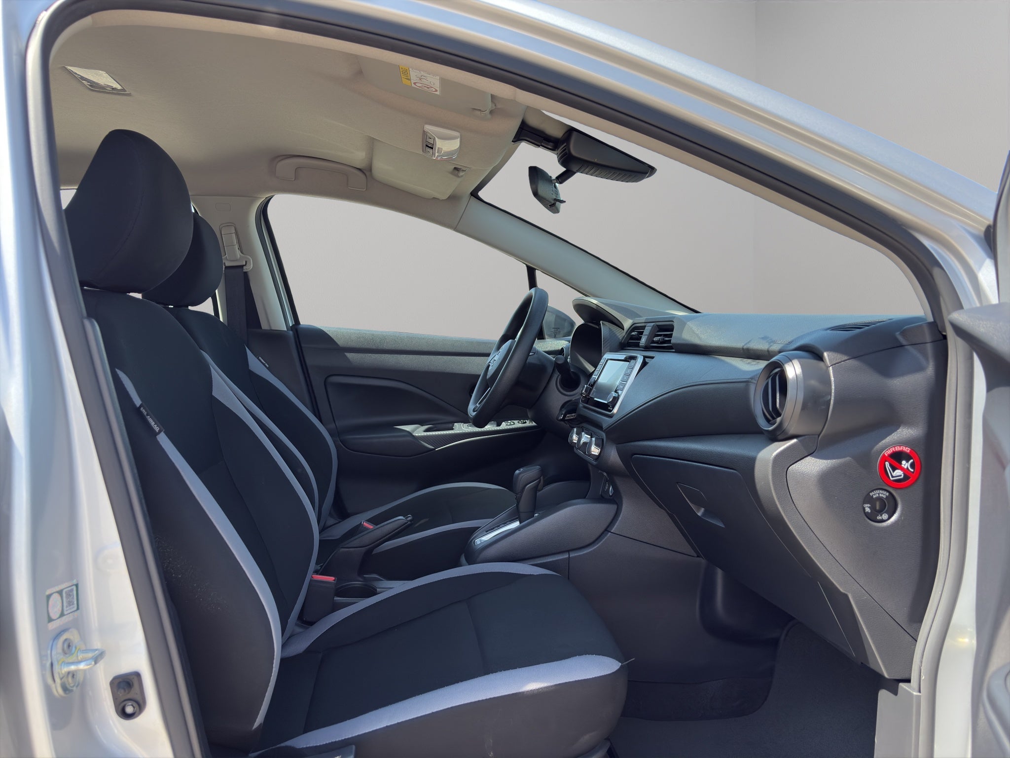 2025 Nissan Versa 4 pta. Sense, CVT, a/ac., R-15