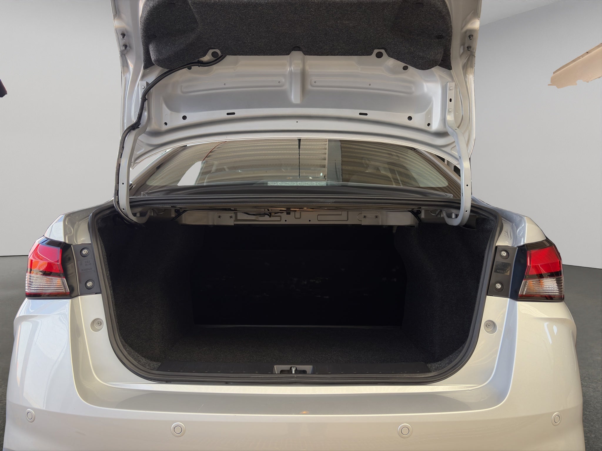 2025 Nissan Versa 4 pta. Sense, CVT, a/ac., R-15