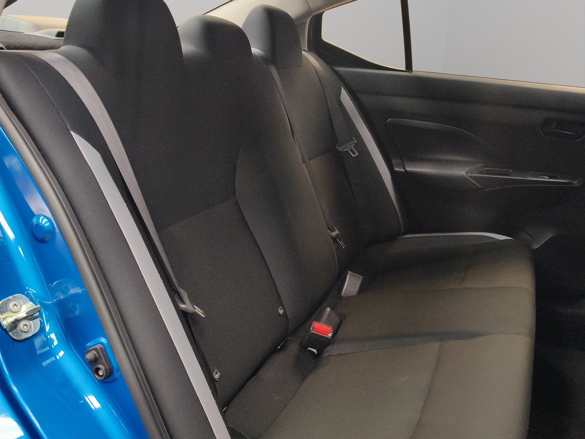 2025 Nissan Versa 4 pts. Sense, CVT, a/ac., R-15 (línea anterior)
