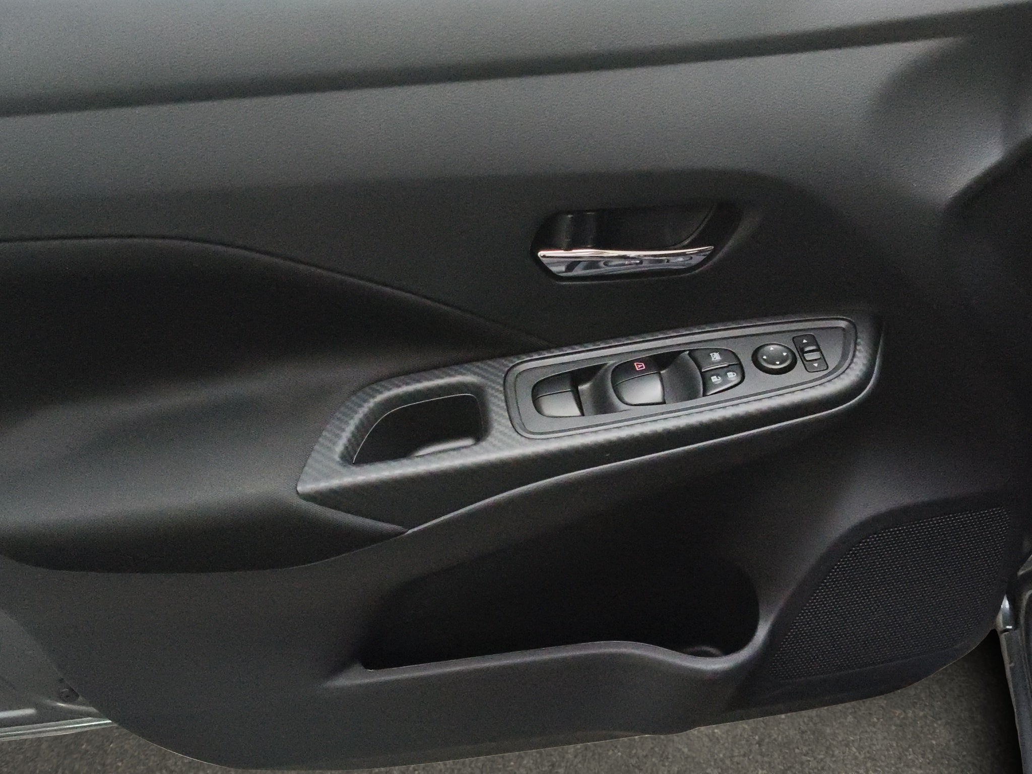 2025 Nissan Versa 4 pts. Advance, CVT, a/ac., f. niebla, RA-16 (línea anterior)