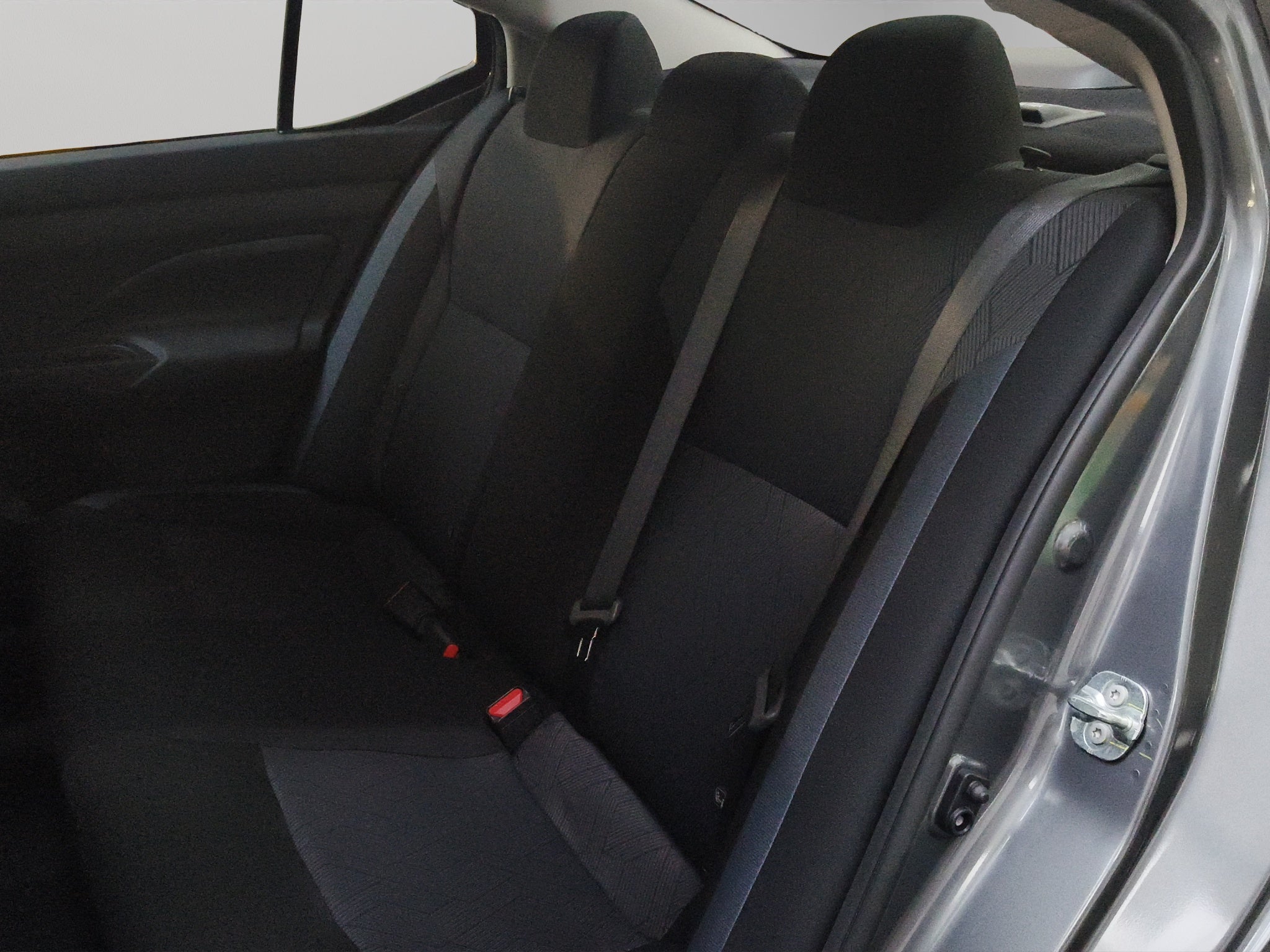 2025 Nissan Versa 4 pts. Advance, CVT, a/ac., f. niebla, RA-16 (línea anterior)