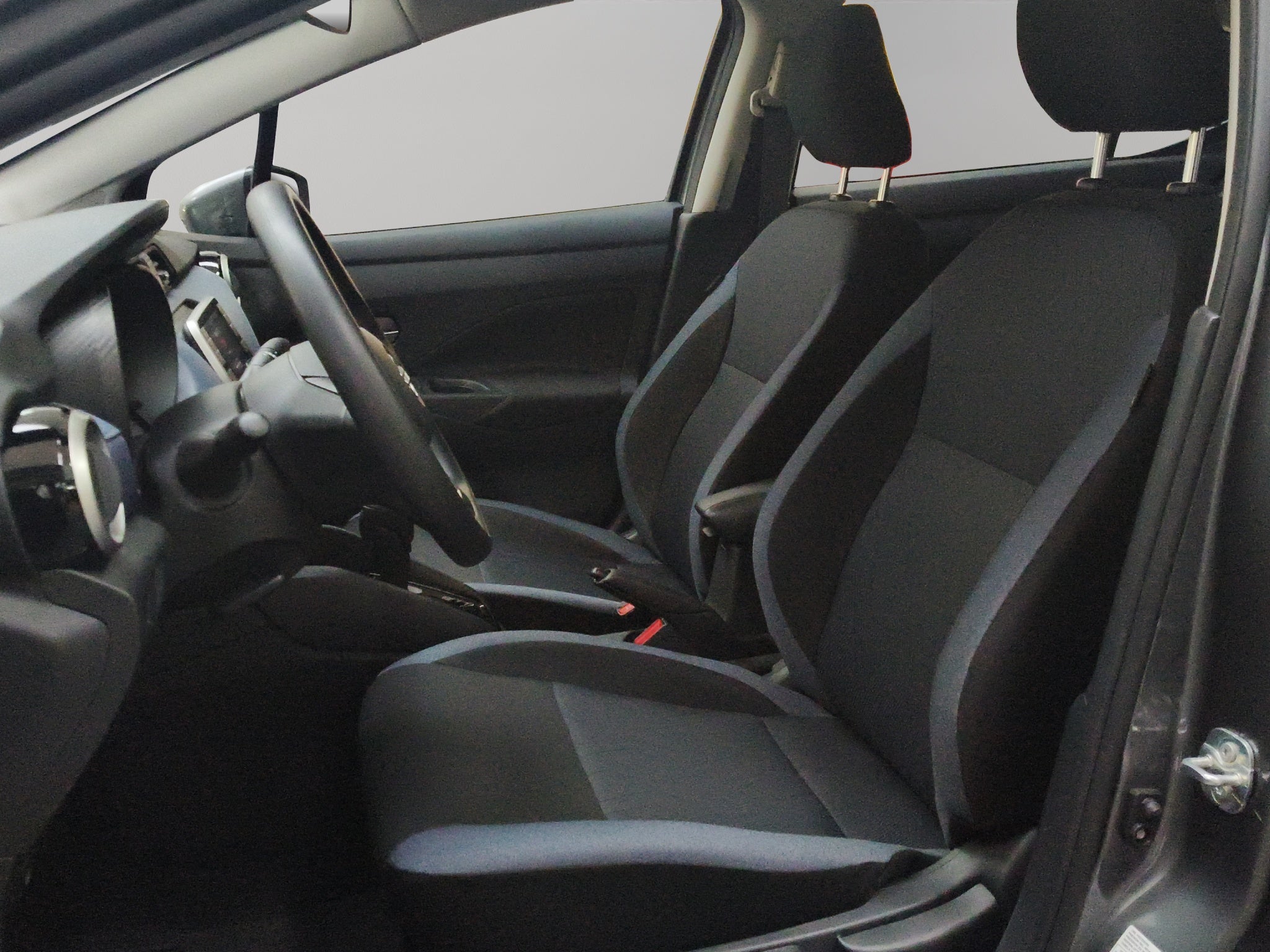 2025 Nissan Versa 4 pts. Advance, CVT, a/ac., f. niebla, RA-16 (línea anterior)