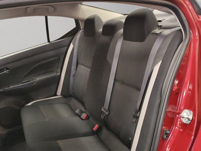 2022 Nissan Versa 4 pts. Advance, CVT, a/ac., VE, f. niebla, RA-16 (línea anterior)