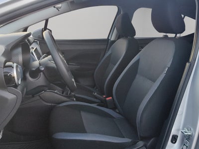 2025 Nissan Versa 4 pts. Advance, TM5, a/ac., f. niebla, RA-16 (línea anterior)