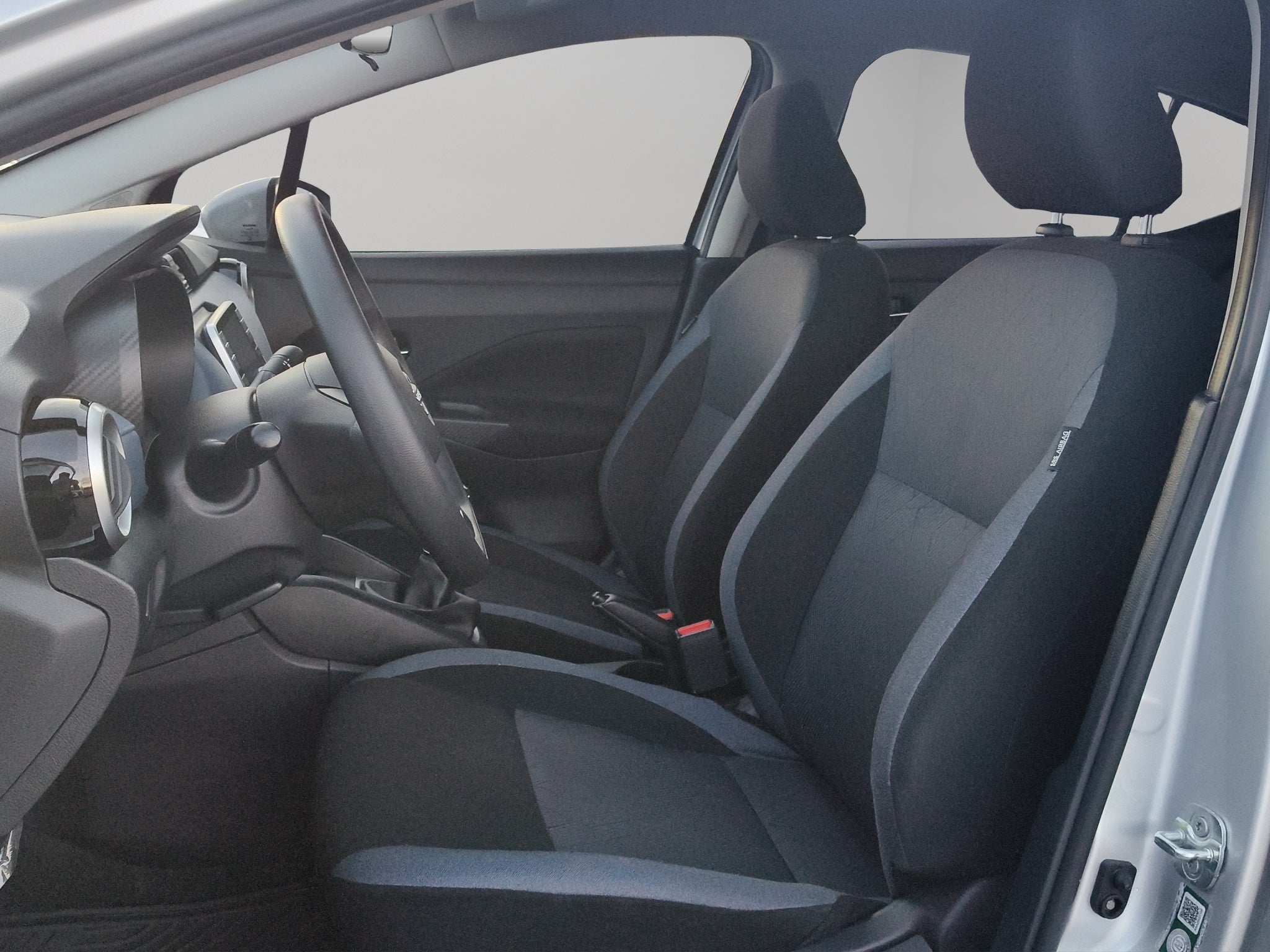 2025 Nissan Versa 4 pts. Advance, TM5, a/ac., f. niebla, RA-16 (línea anterior)