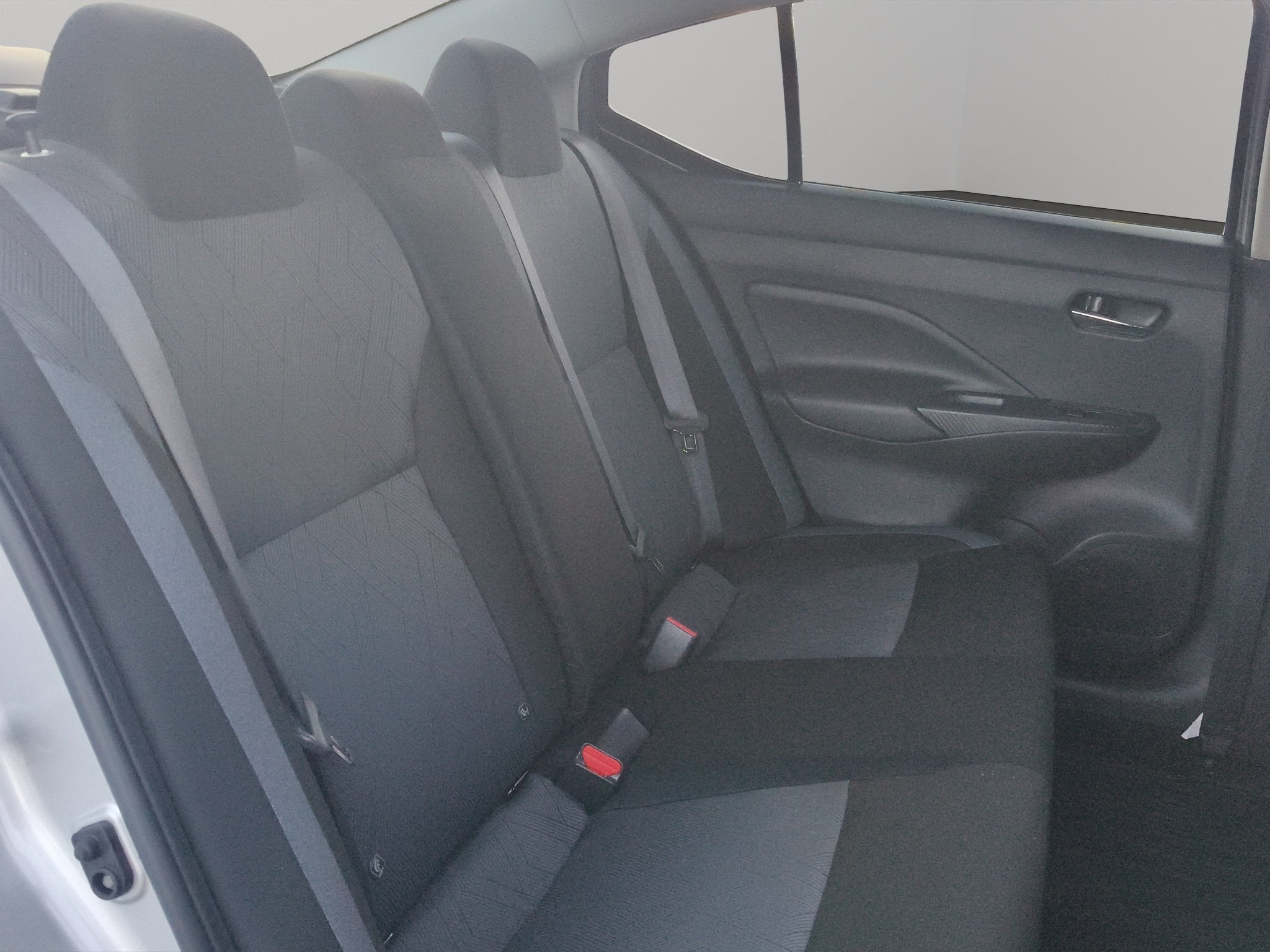 2025 Nissan Versa 4 pts. Advance, TM5, a/ac., f. niebla, RA-16 (línea anterior)