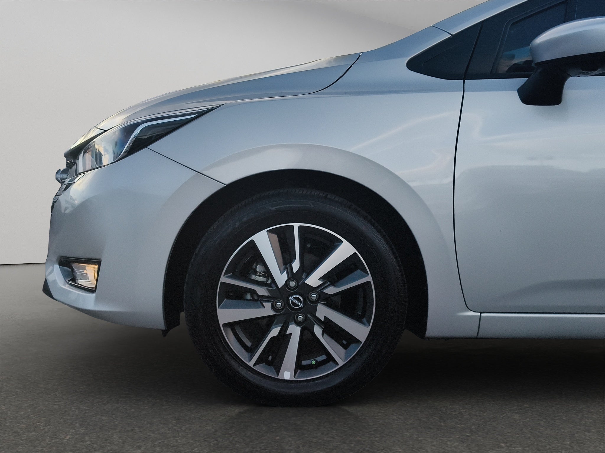 2025 Nissan Versa 4 pts. Advance, TM5, a/ac., f. niebla, RA-16 (línea anterior)