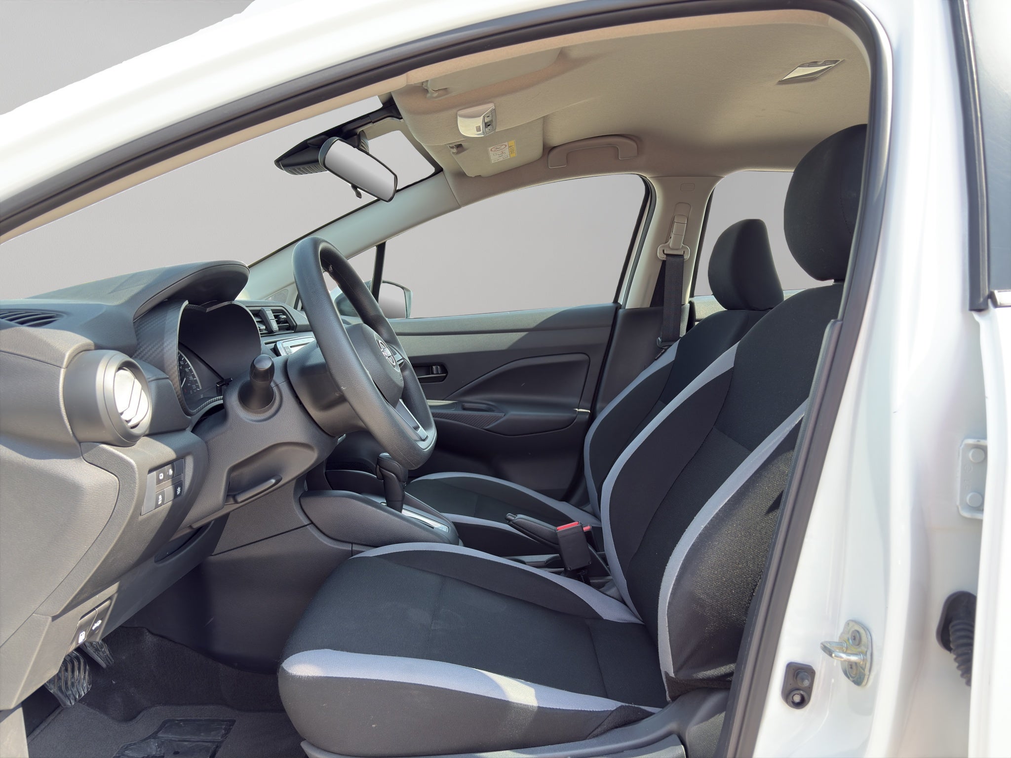 2025 Nissan Versa 4 pts. Sense, CVT, a/ac., R-15