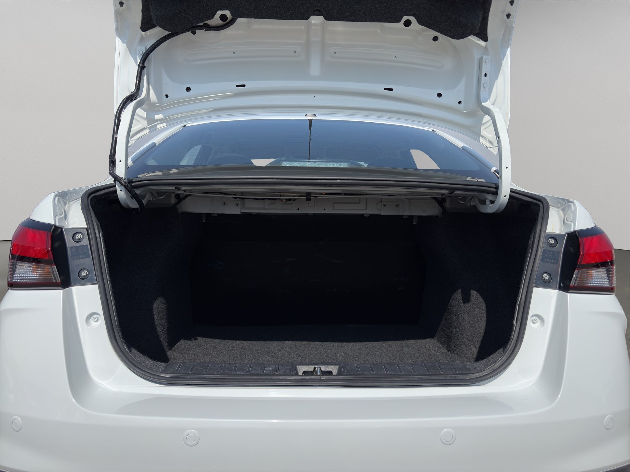 2025 Nissan Versa 4 pts. Sense, CVT, a/ac., R-15