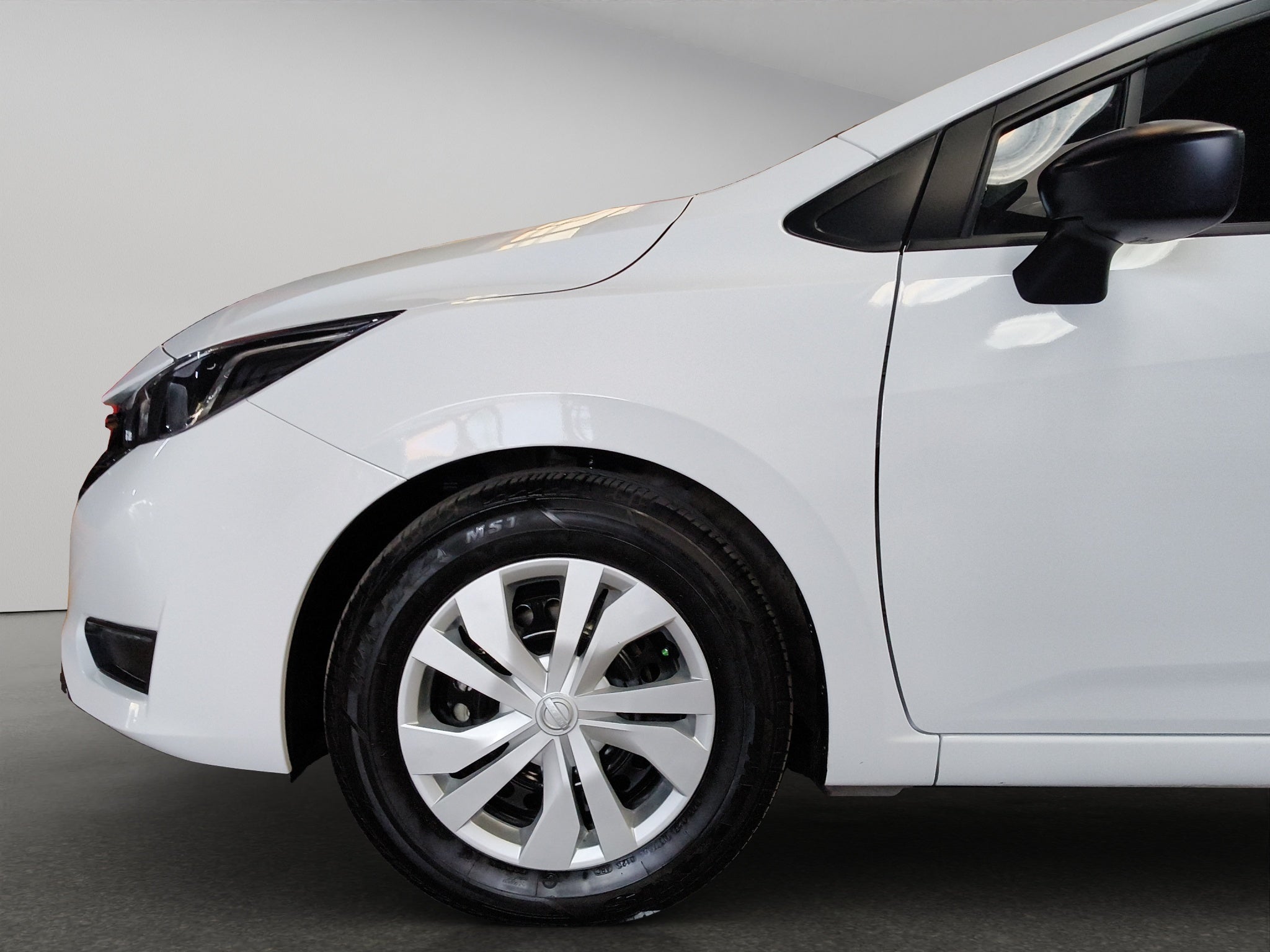 2025 Nissan Versa 4 pts. Sense, CVT, a/ac., R-15 (línea anterior)