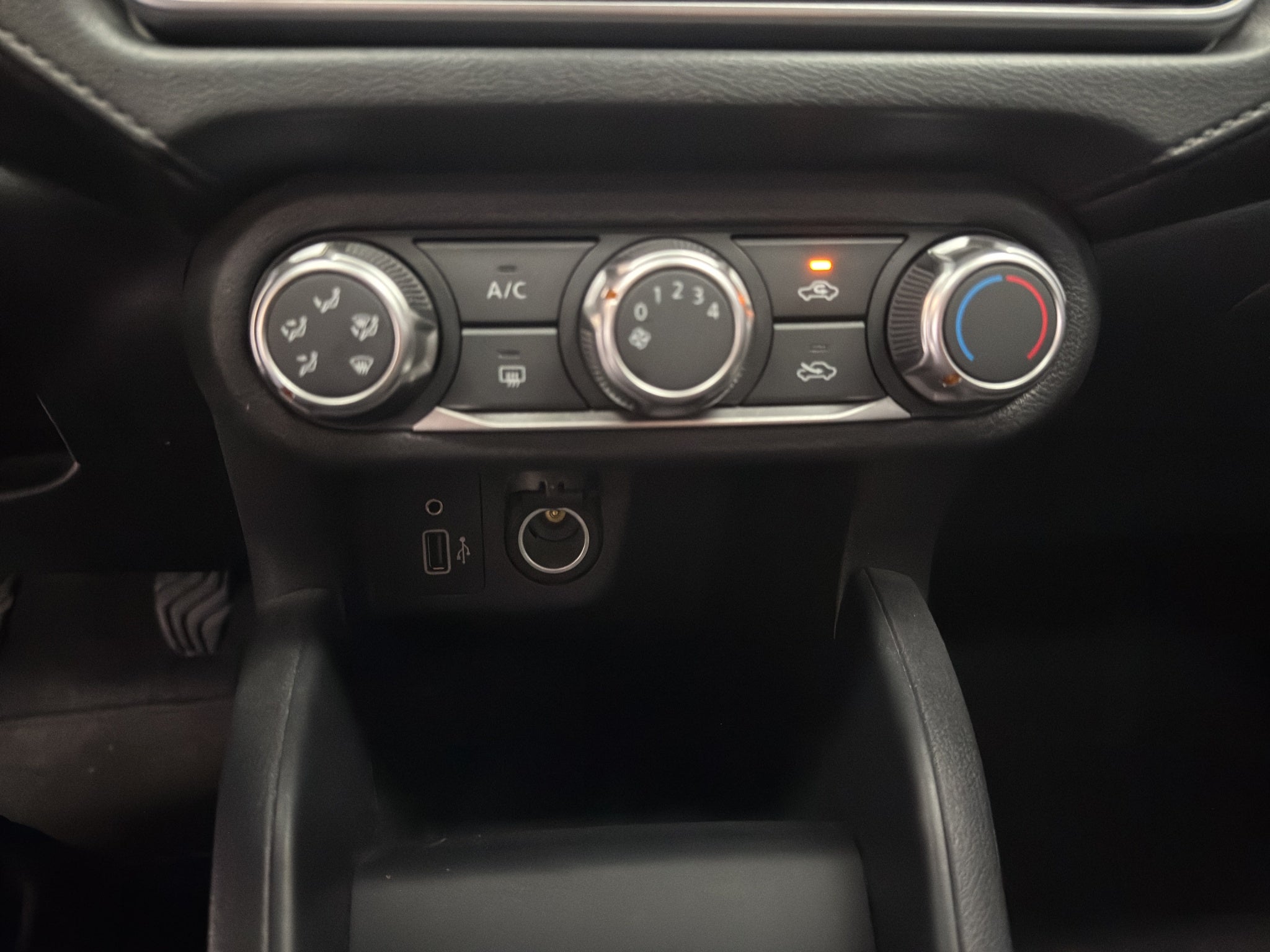 2025 Nissan Versa 4 pts. Sense, TM5, a/ac., R-15 (línea anterior)