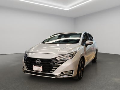 2025 Nissan Versa 4 pts. Exclusive, TA, a/ac. Aut., piel, f. niebla, f. led, RA-17 (línea anterior)