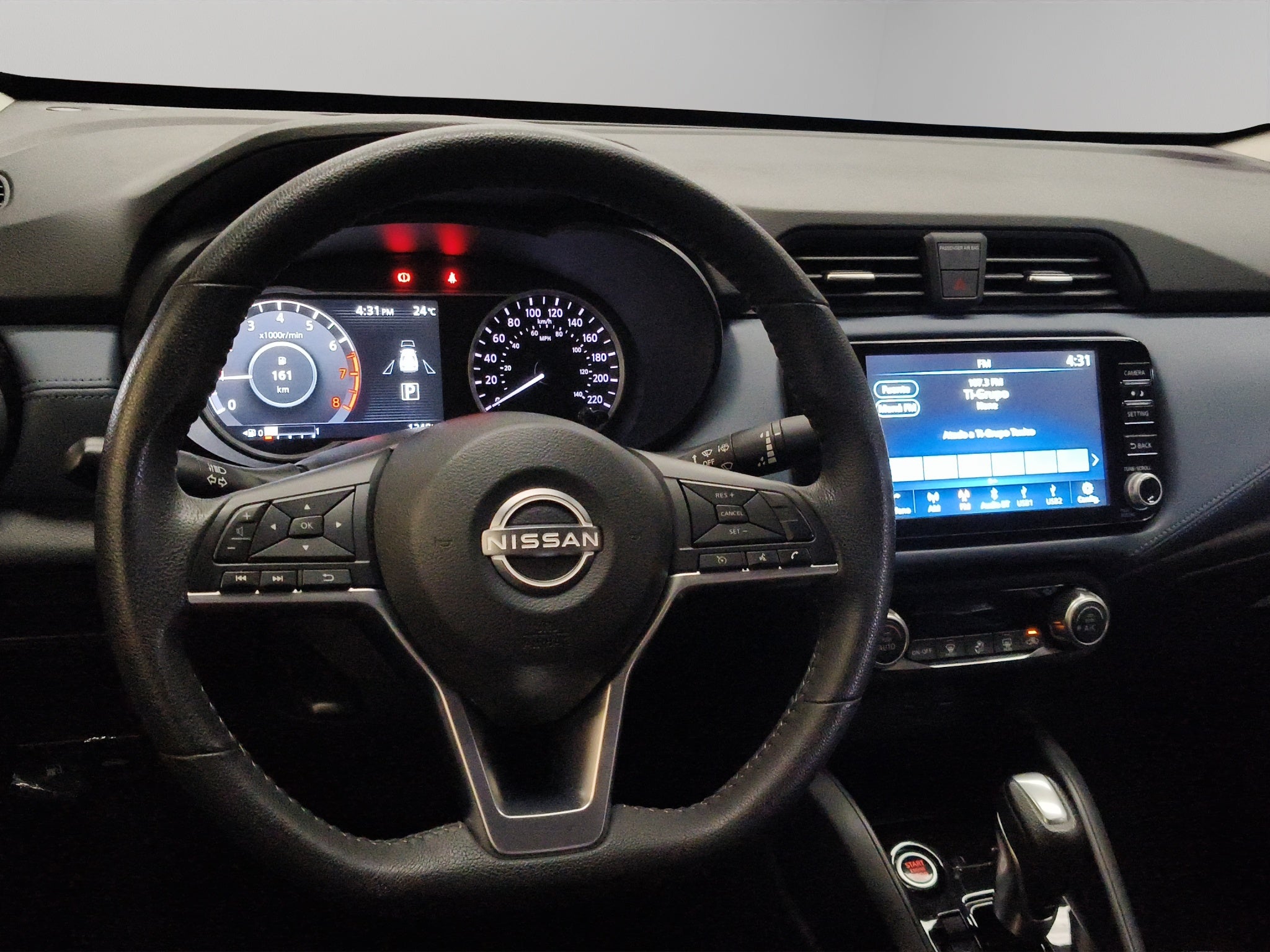 2025 Nissan Versa 4 pts. Exclusive, TA, a/ac. Aut., piel, f. niebla, f. led, RA-17 (línea anterior)