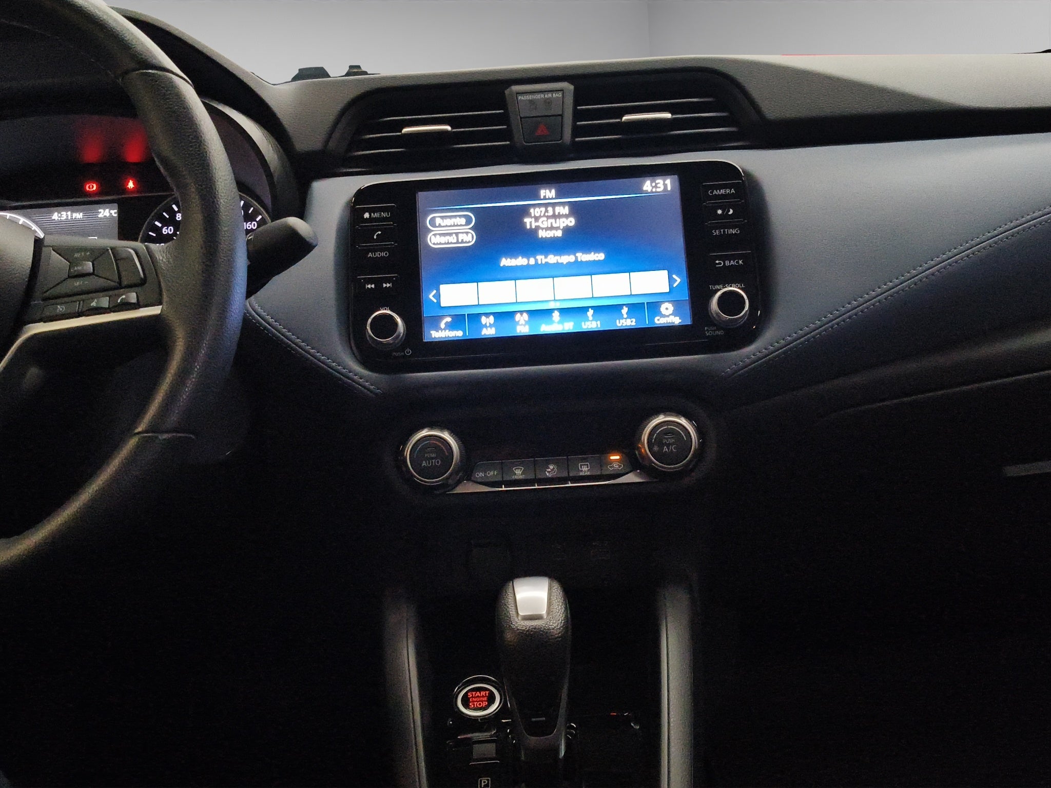2025 Nissan Versa 4 pts. Exclusive, TA, a/ac. Aut., piel, f. niebla, f. led, RA-17 (línea anterior)